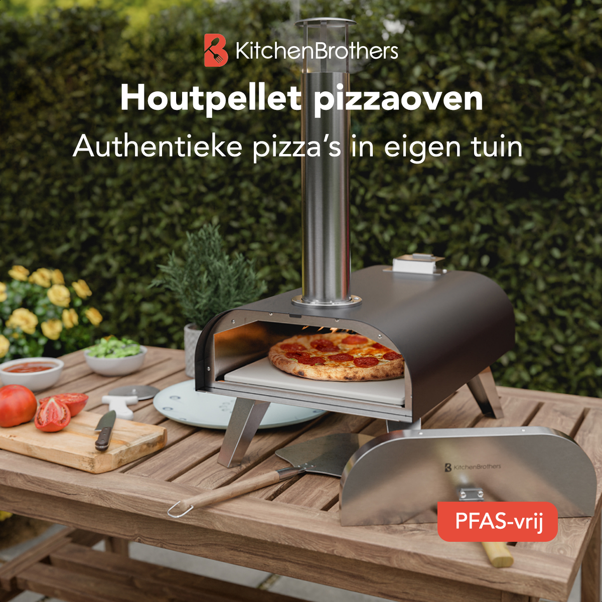 Pizzaofen im Freien mit einer Pizza im Inneren, auf einem Holztisch mit Zutaten.