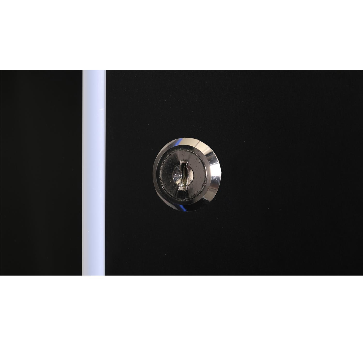 Solda beyaz dikey şeritli siyah zemin üzerinde gümüş anahtar deliği rozeti.