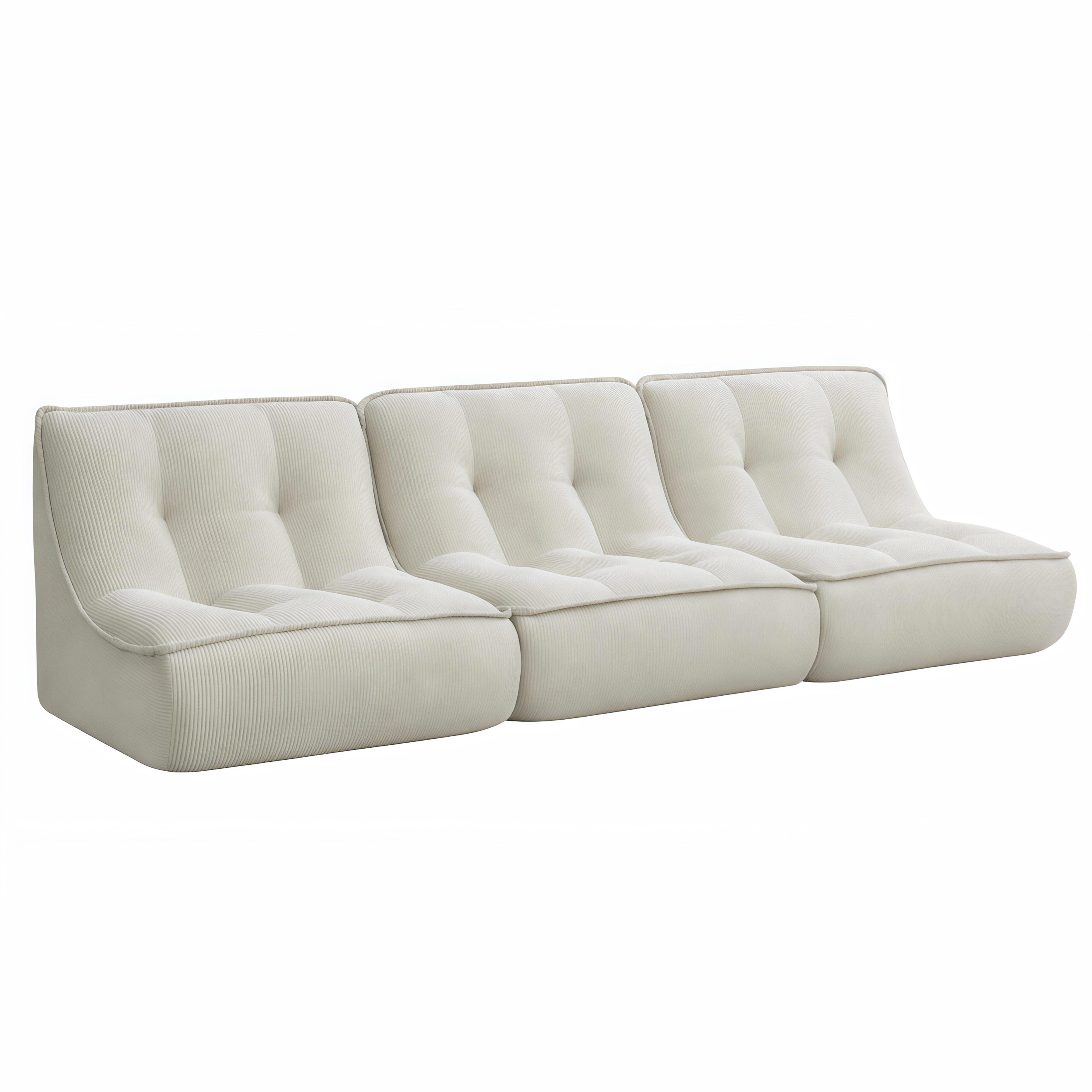 Ein cremefarbener Cord-Sofa mit drei Sitzen, auf weißem Hintergrund.