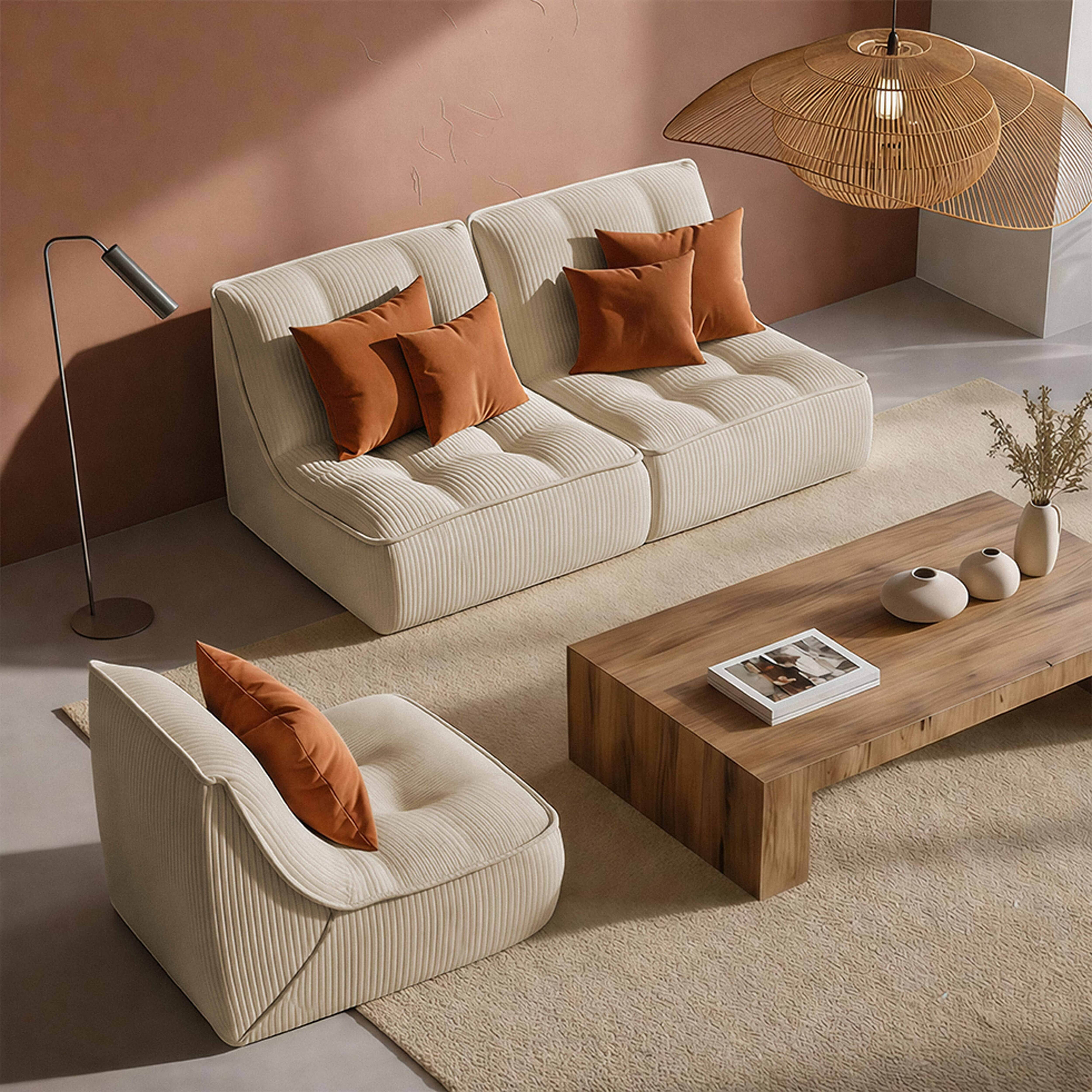 Ein beiges Sofa mit braunen Kissen, ein Holztisch und eine Lampe.