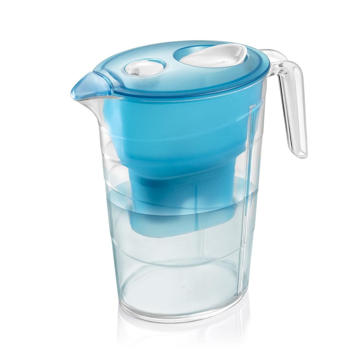 Eine blaue und klare Wasserkanne mit Filter und Griff auf weißem Hintergrund.