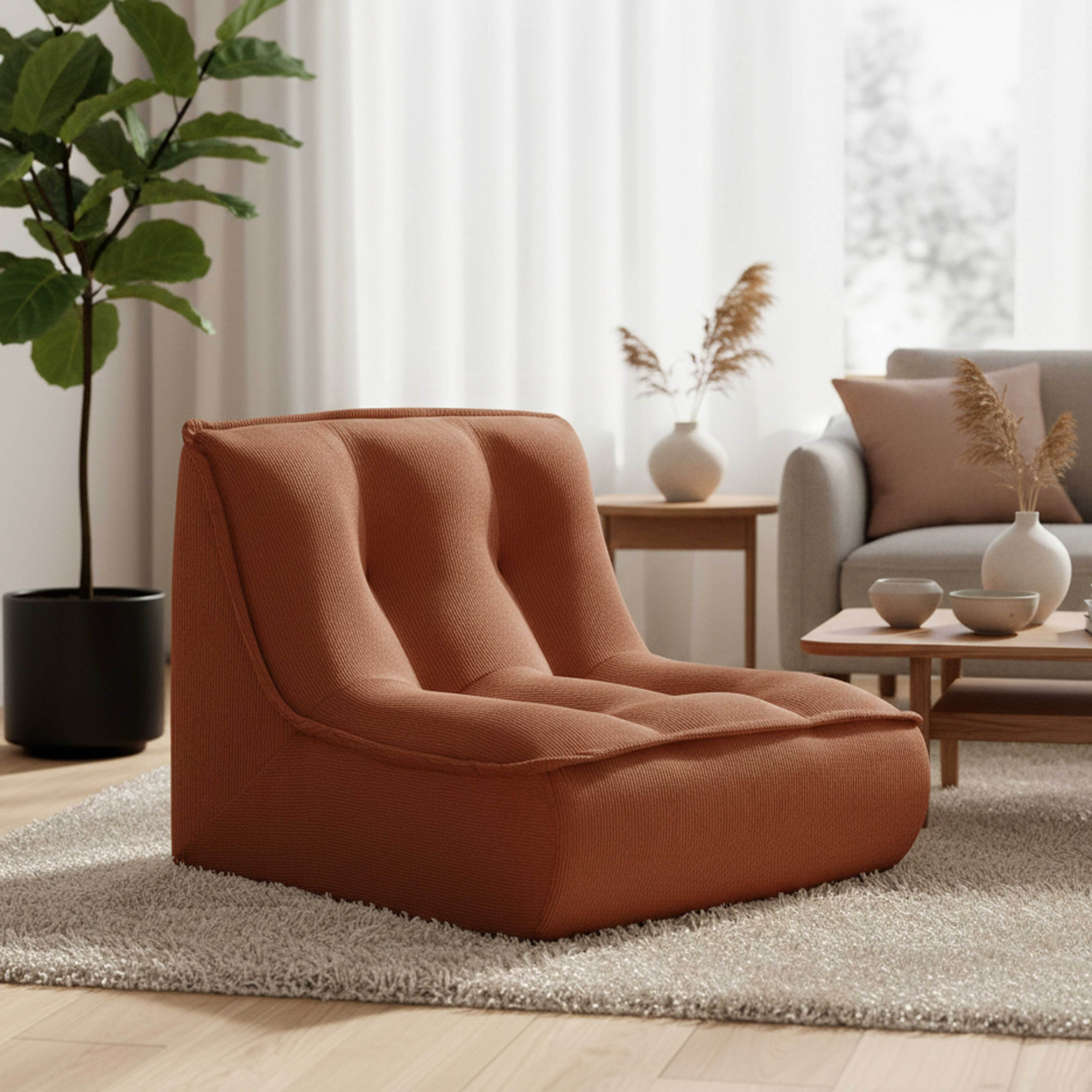 Ein orangefarbener Sessel mit Rillen steht auf einem Teppich, daneben ein Tisch mit Vase.