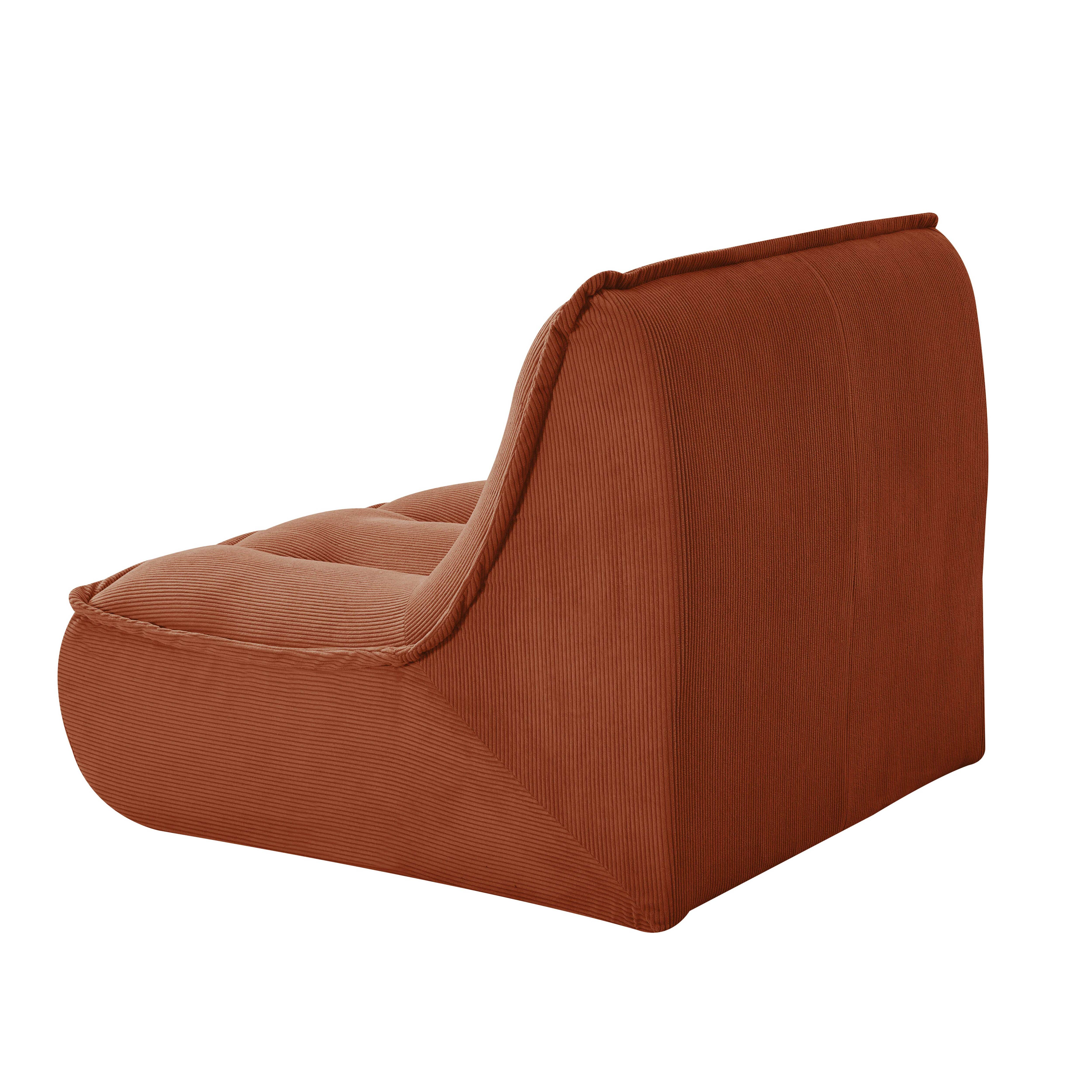 Ein orangefarbener Cord-Sessel mit niedrigem Profil, von der Seite gesehen.