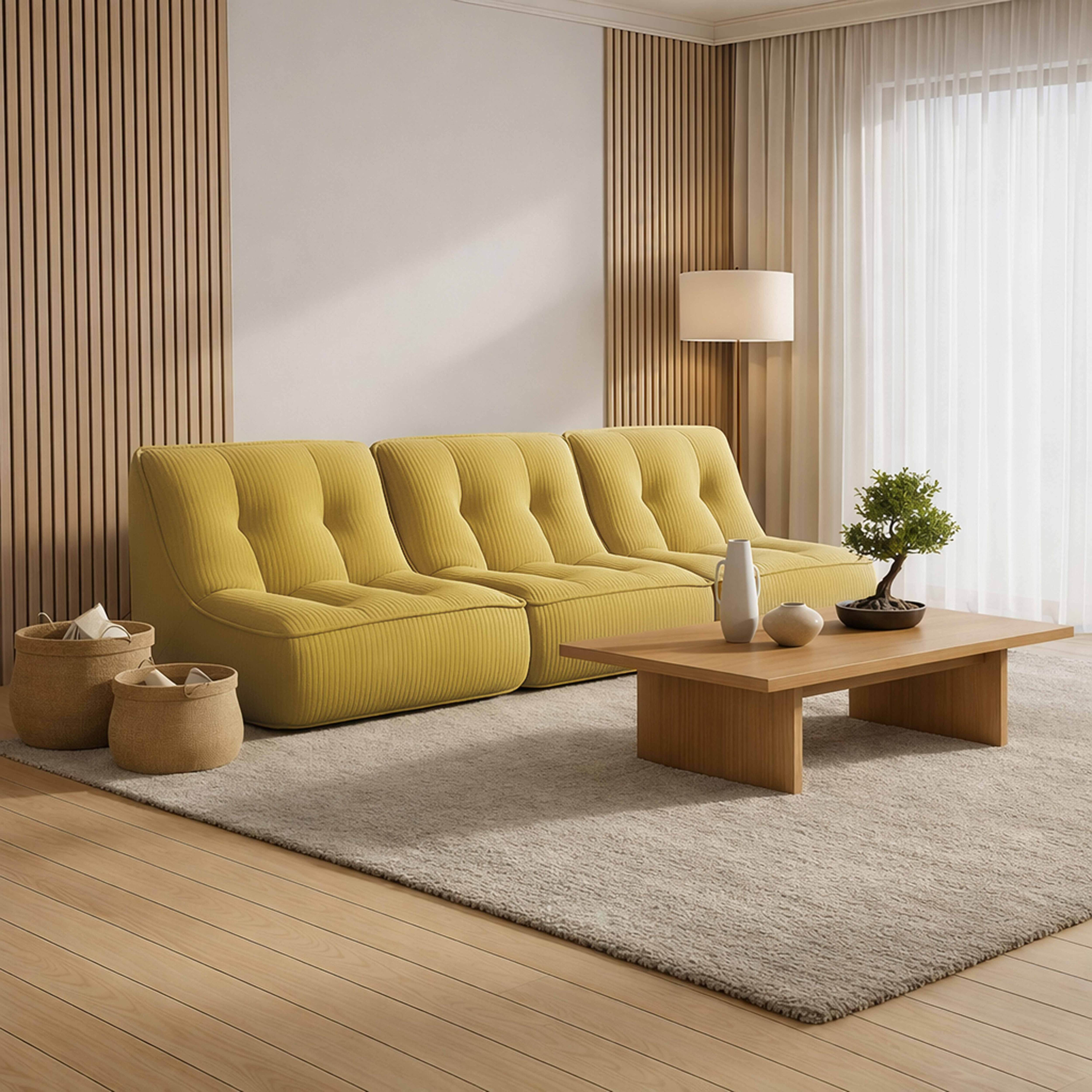 Ein gelbes Sofa steht auf einem Teppich vor einem Holztisch mit einer Pflanze.