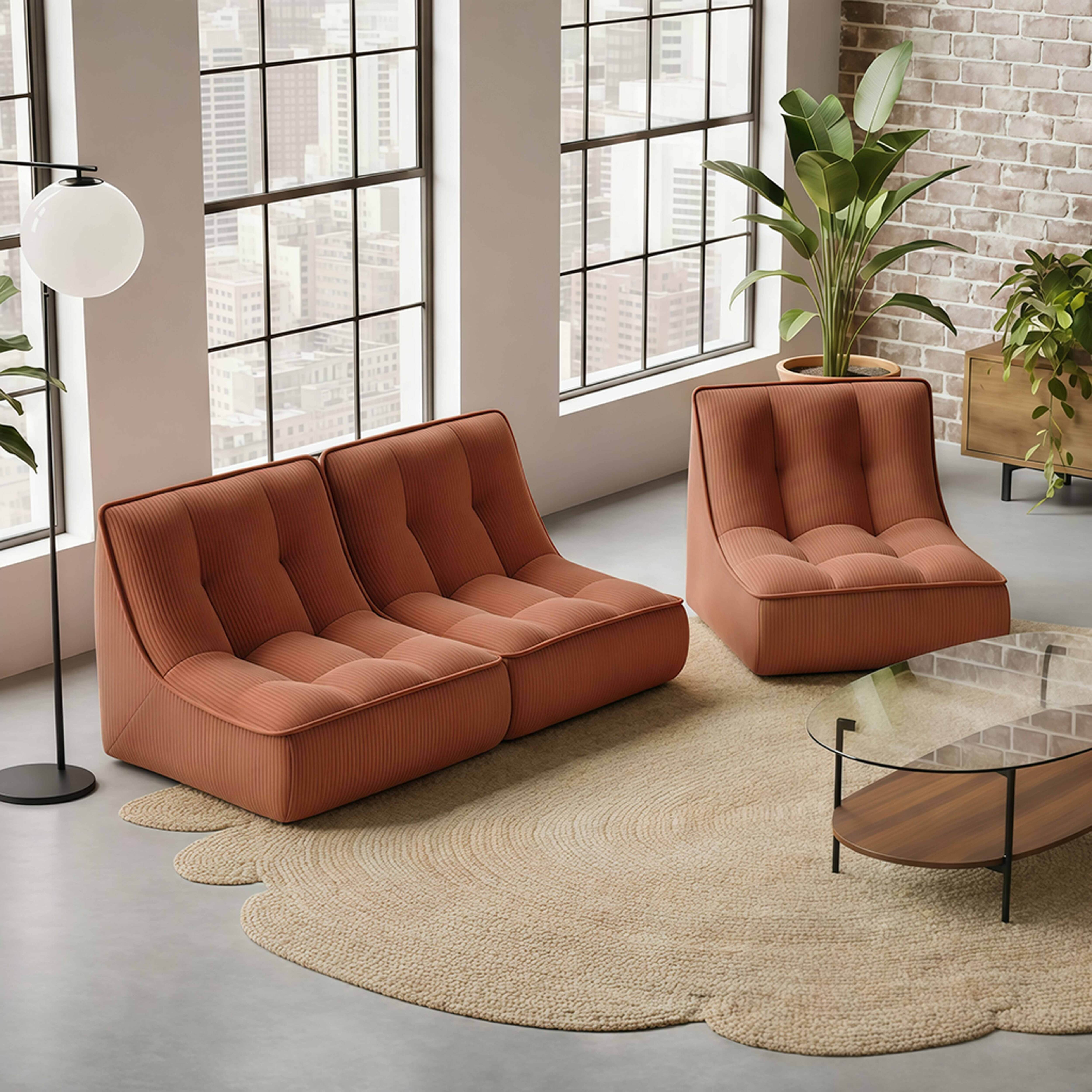 Ein orangefarbenes Sofa und Sessel stehen auf einem Teppich vor Fenstern mit Stadtblick.