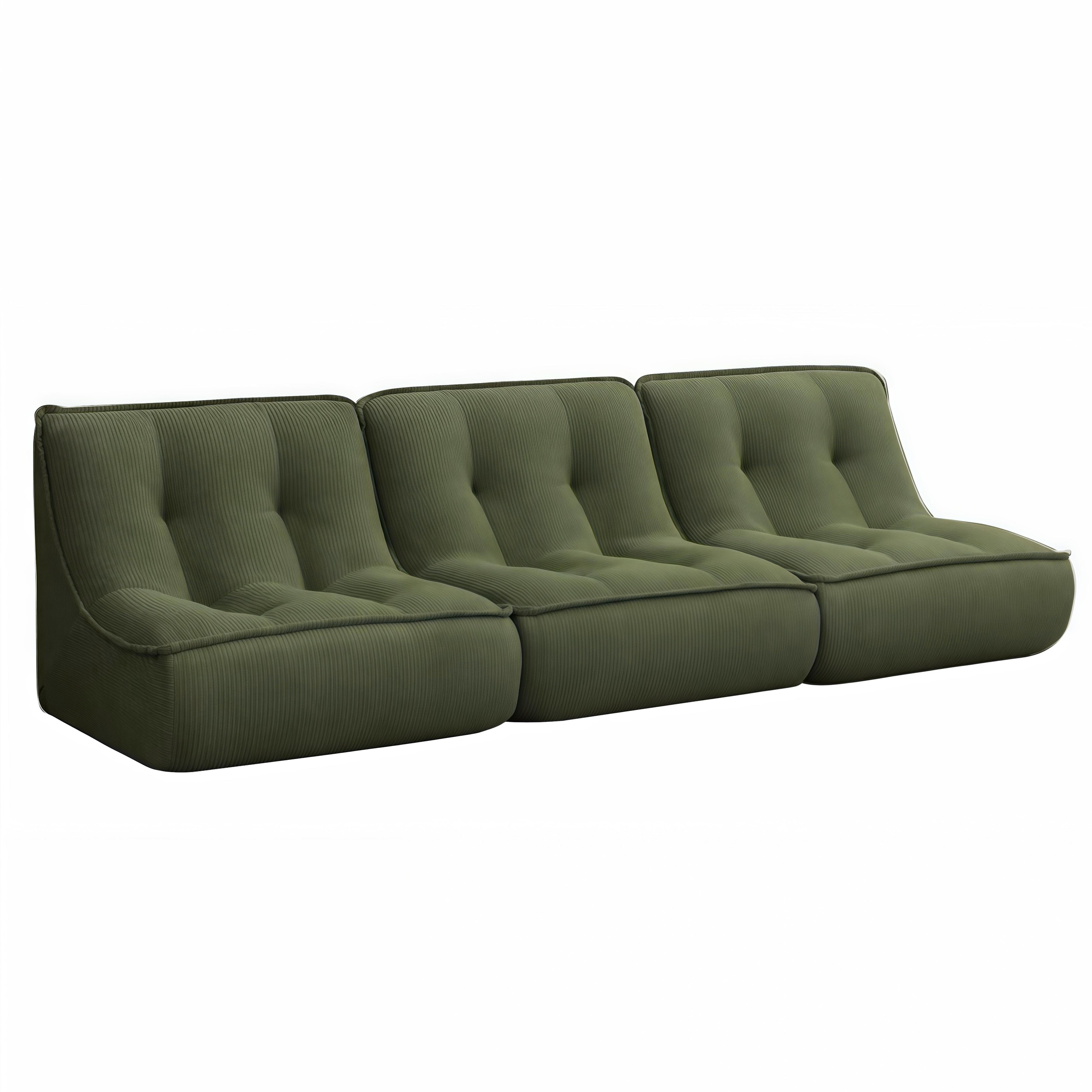 Ein niedriges, grünes Cord-Sofa mit drei Sitzplätzen und vertikalen Rillen.