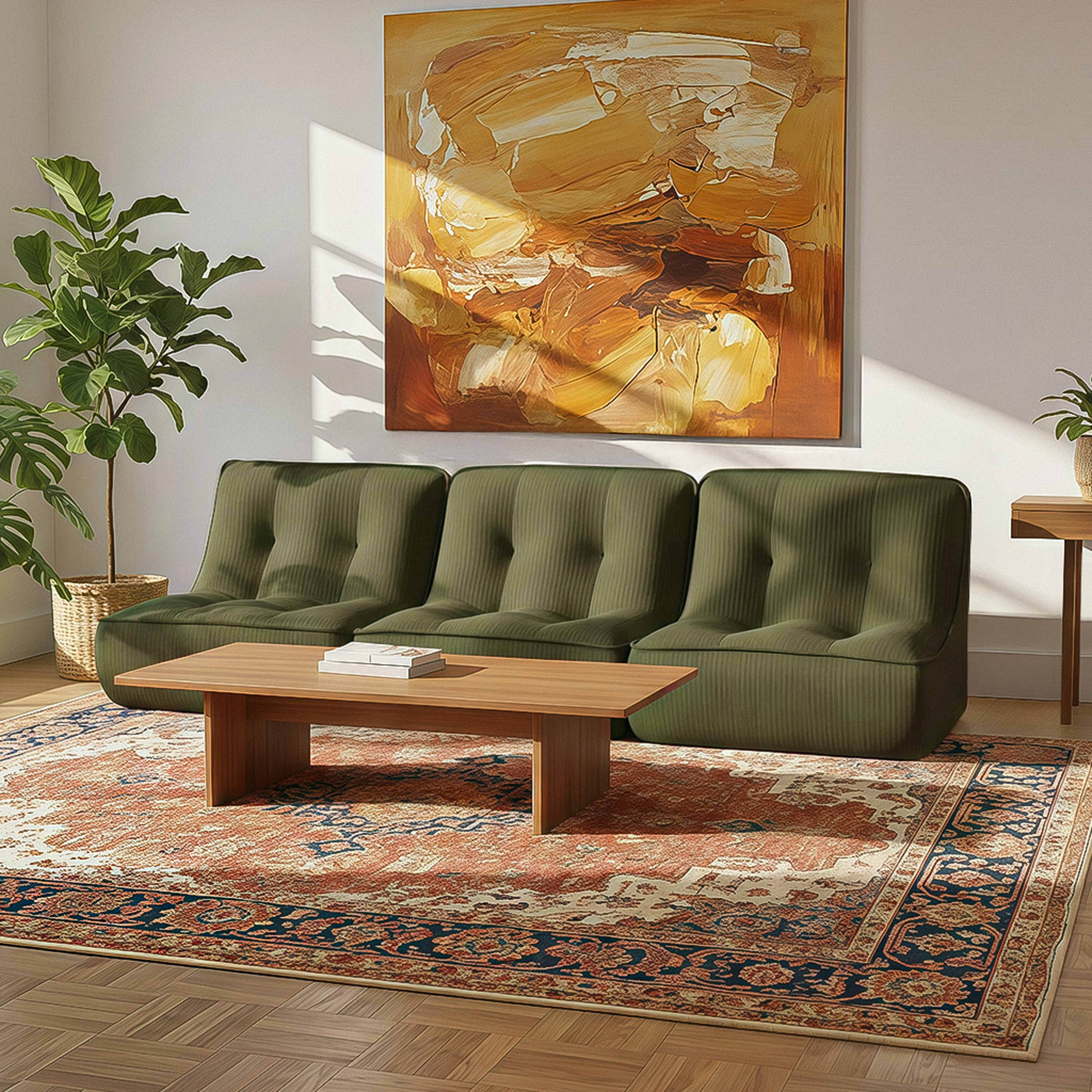Grünes Sofa mit Holztisch und Teppich vor einem Gemälde.