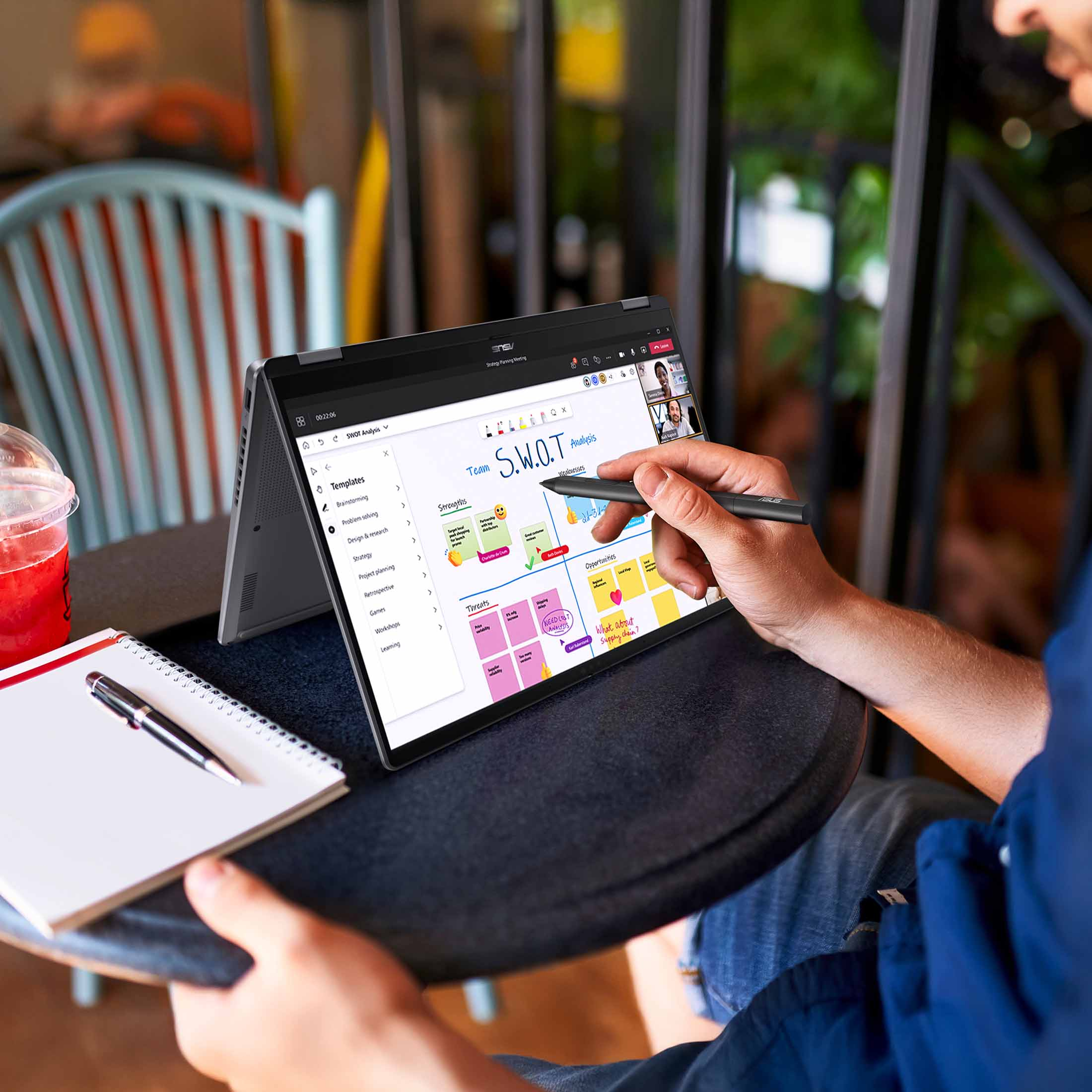 Eine Person nutzt einen Stift, um auf einem Laptop eine SWOT-Analyse durchzuführen.