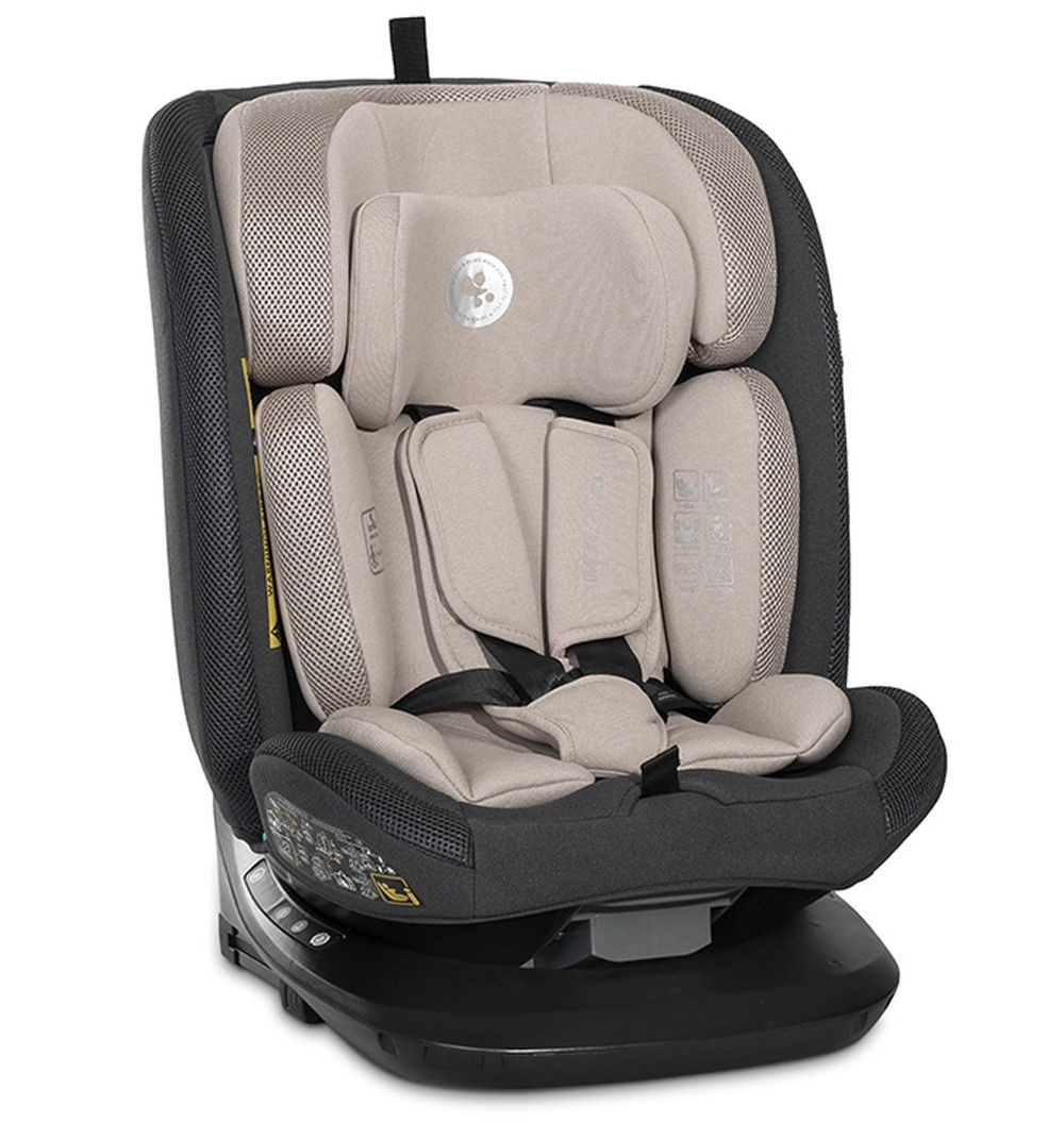 Ein beiger Kindersitz mit schwarzen Akzenten und Gurten, auf einer schwarzen Basis.
