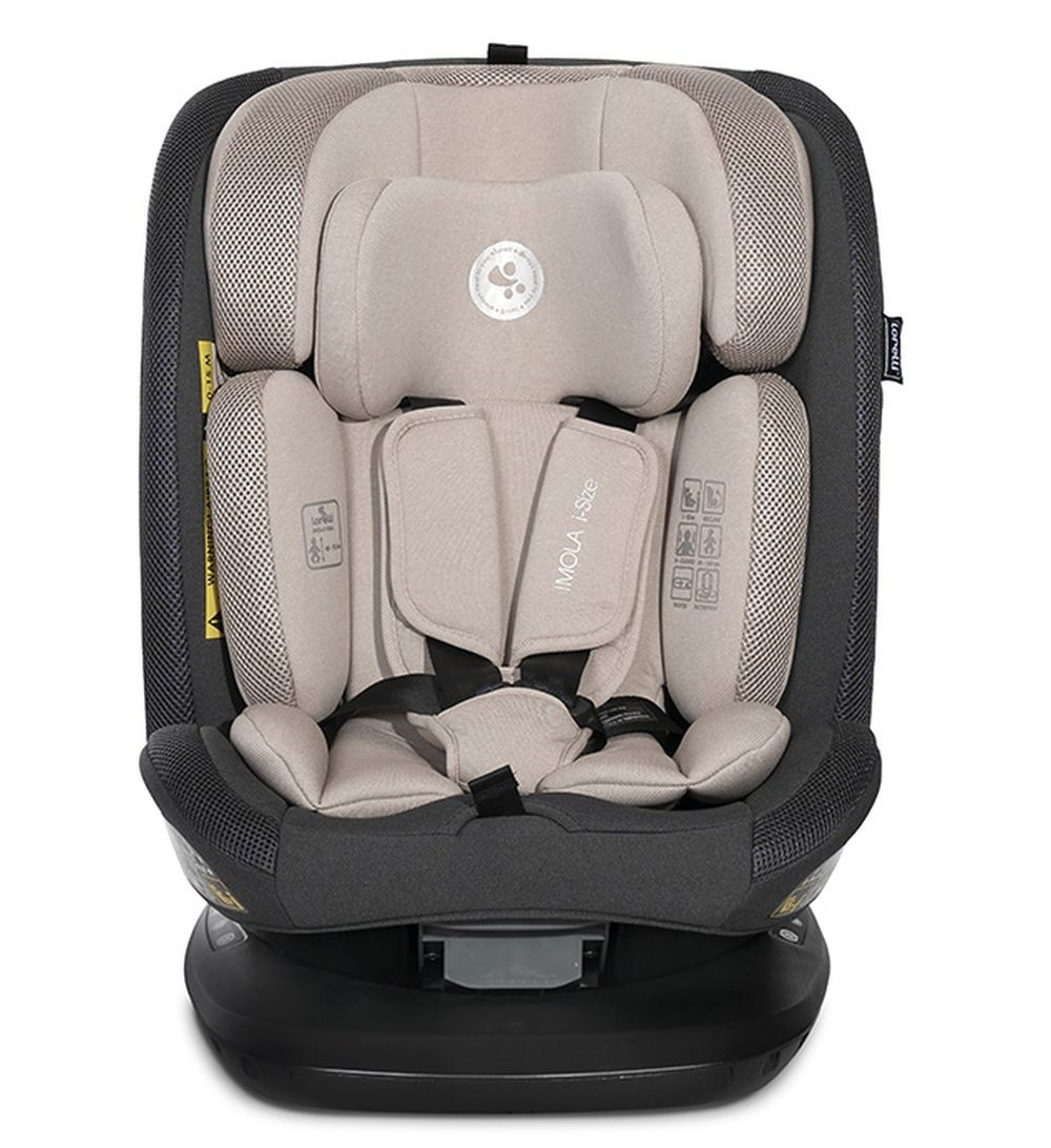 Ein beiger Kindersitz mit schwarzem Sockel und Gurten.