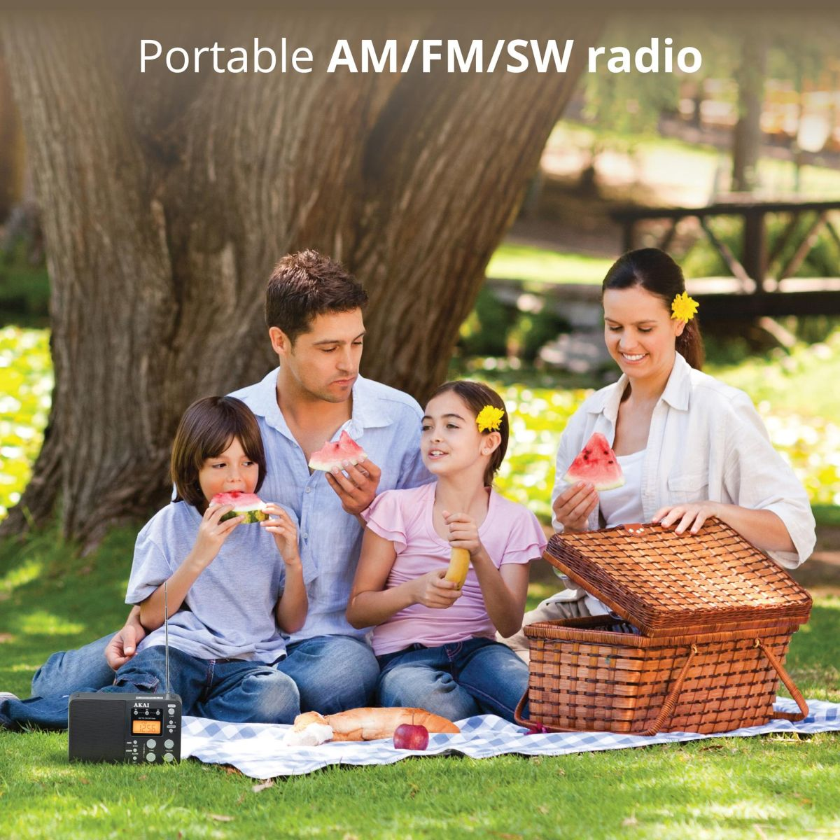 Rodzina cieszy się piknikiem na świeżym powietrzu z arbuzem i przenośnym radiem.