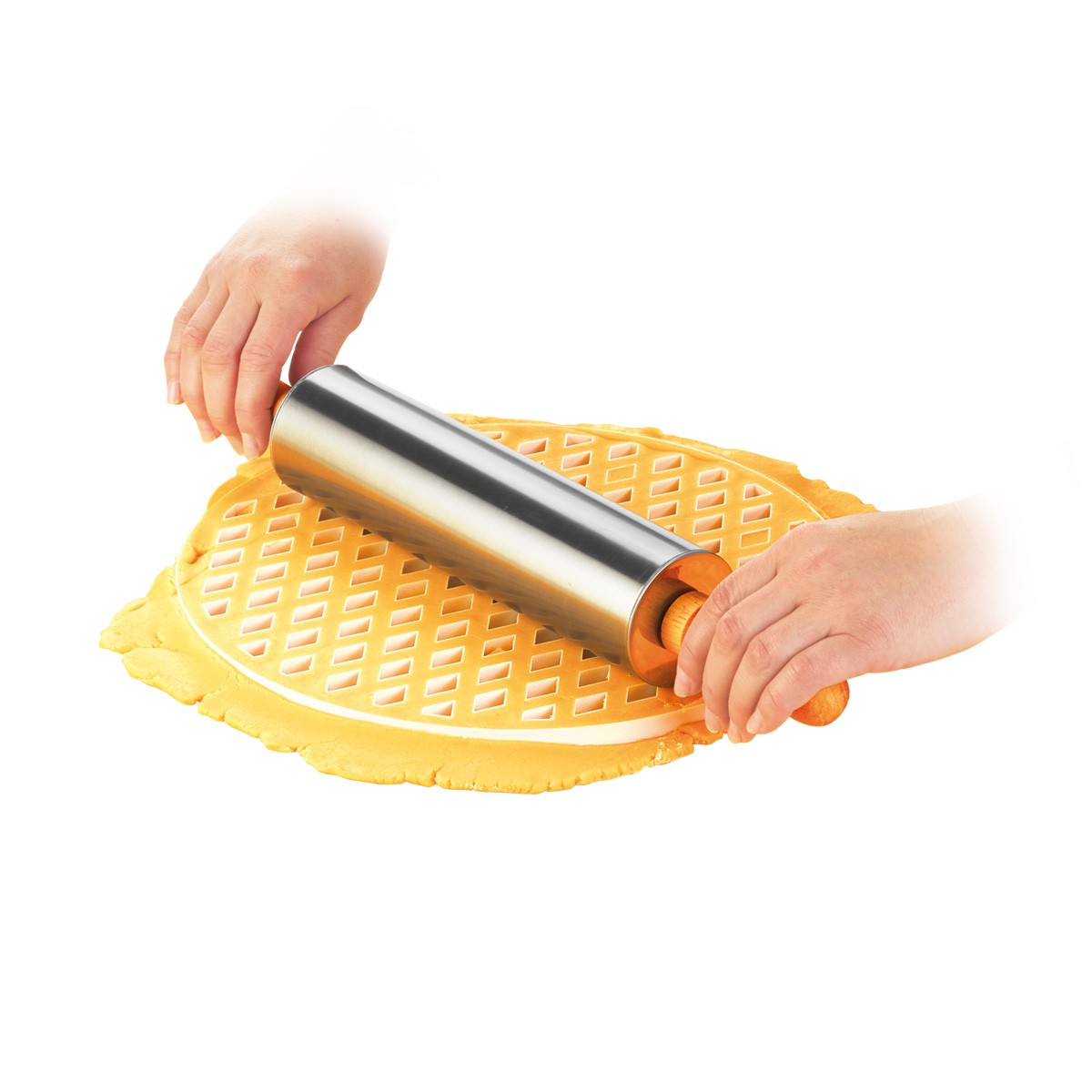 Hände benutzen ein Gitter-Rollwerkzeug auf gelbem Teig.