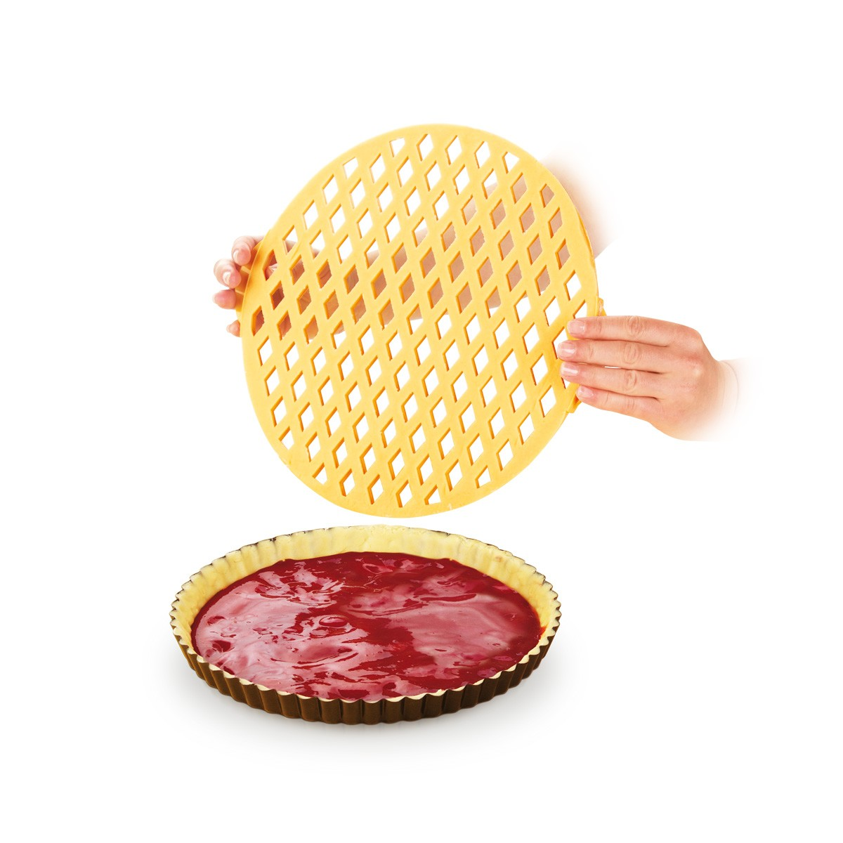 Hände halten ein gelbes Gitter über eine Tarte mit roter Füllung.