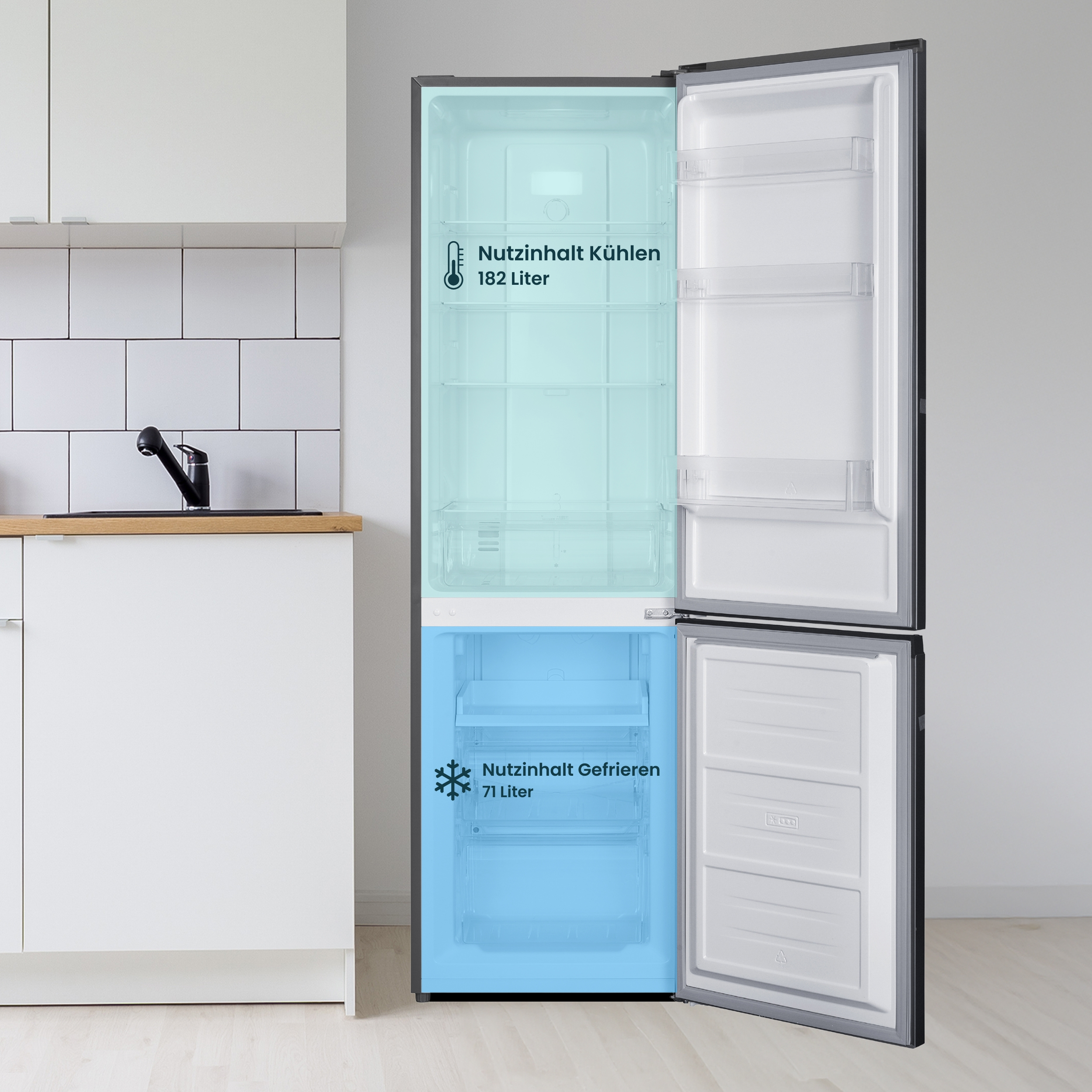 Ein offener Kühlschrank mit Kühl- und Gefrierteil in einer Küche.