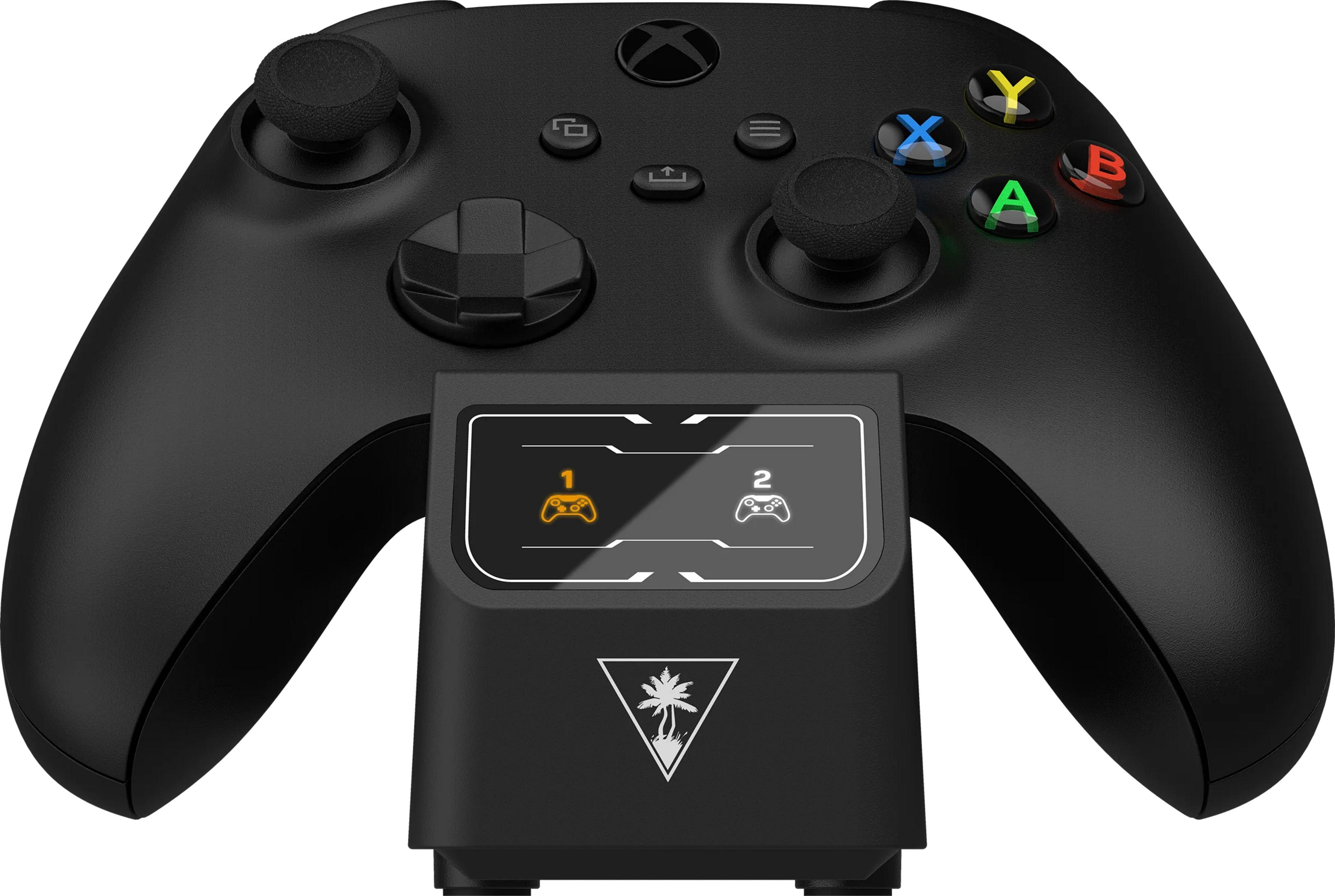 Czarny kontroler Xbox z podstawką ładującą. Wyświetlacz pokazuje '1' i '2'.