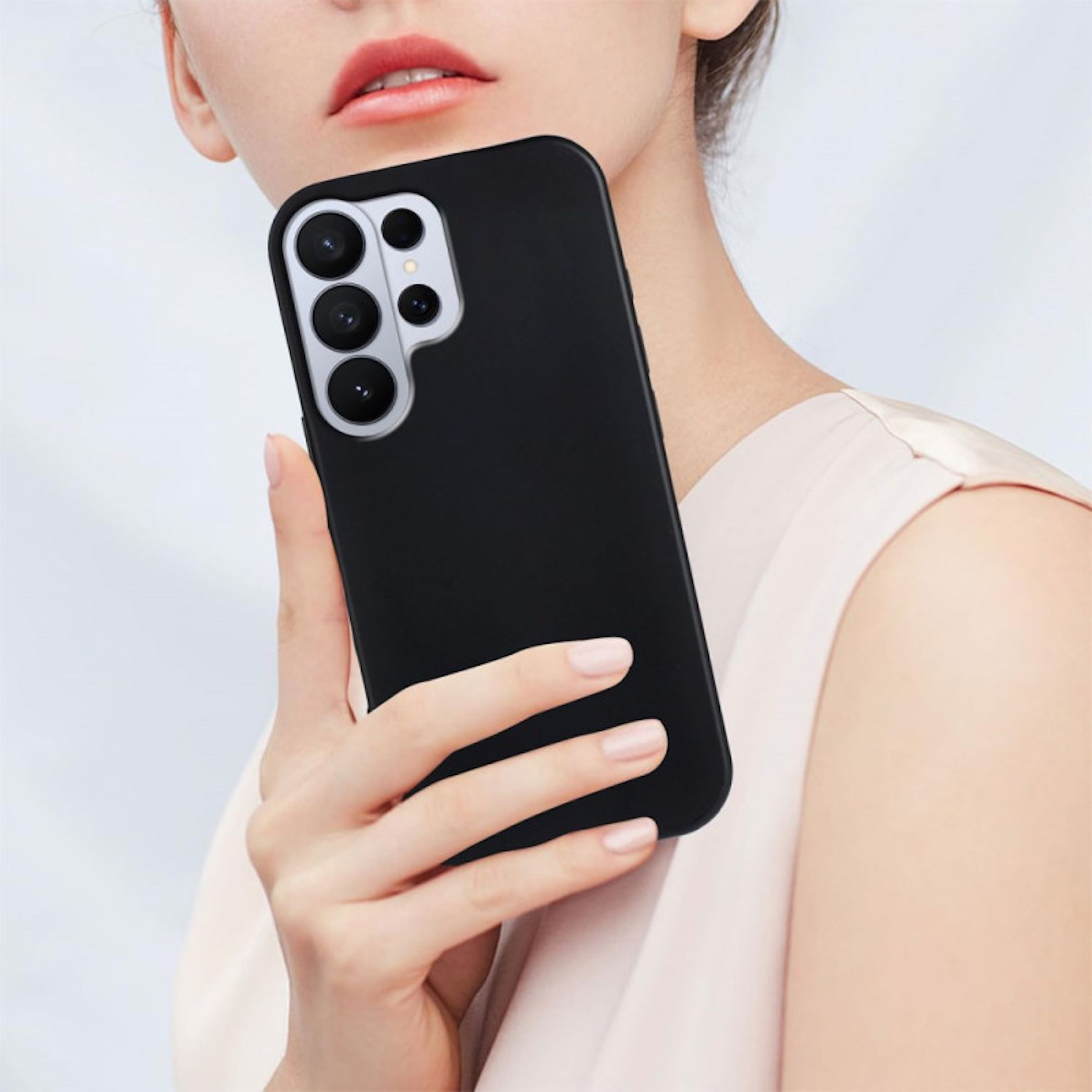 Eine Hand hält ein schwarzes Smartphone mit mehreren Kameras.