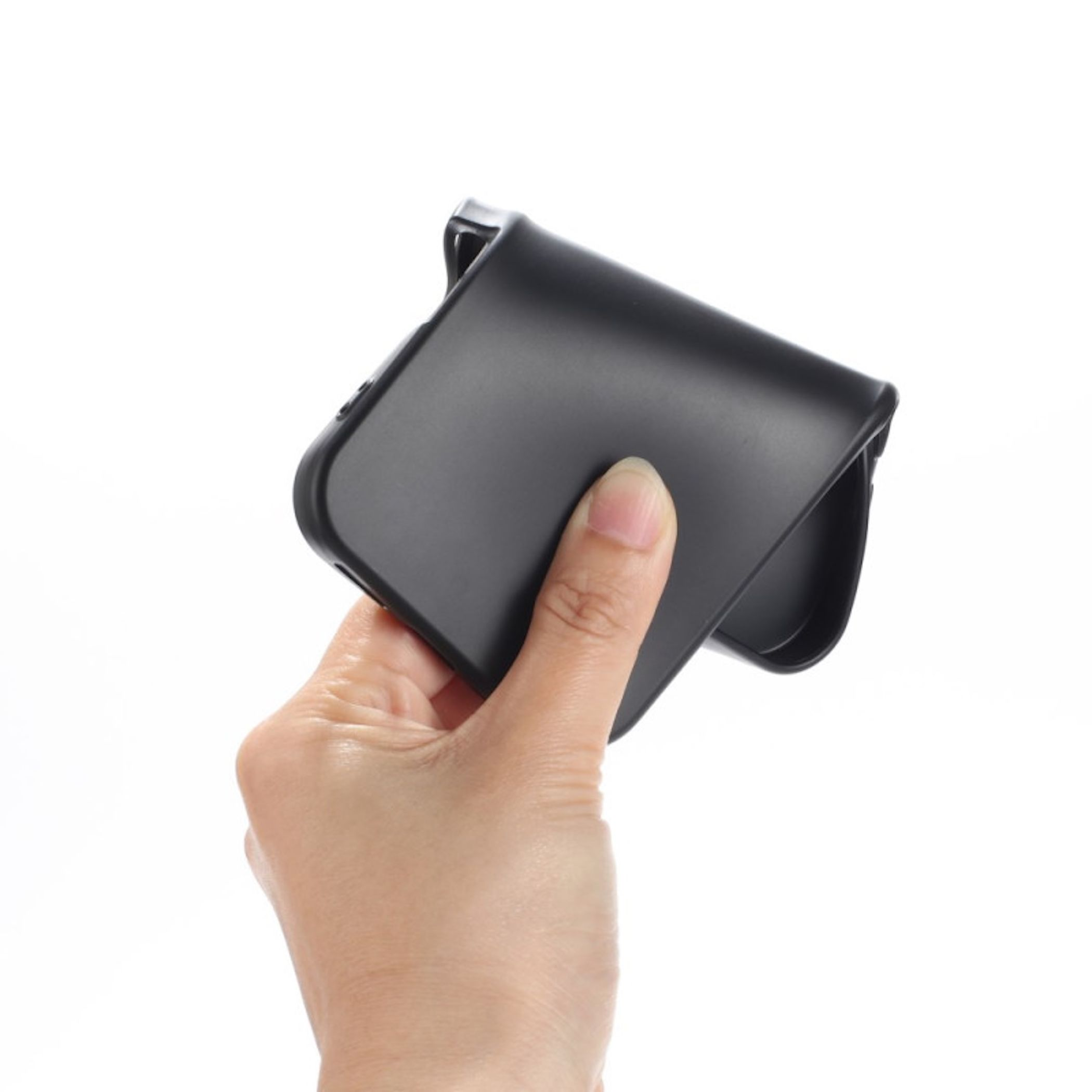 Eine Hand hält eine schwarze Handyhülle.