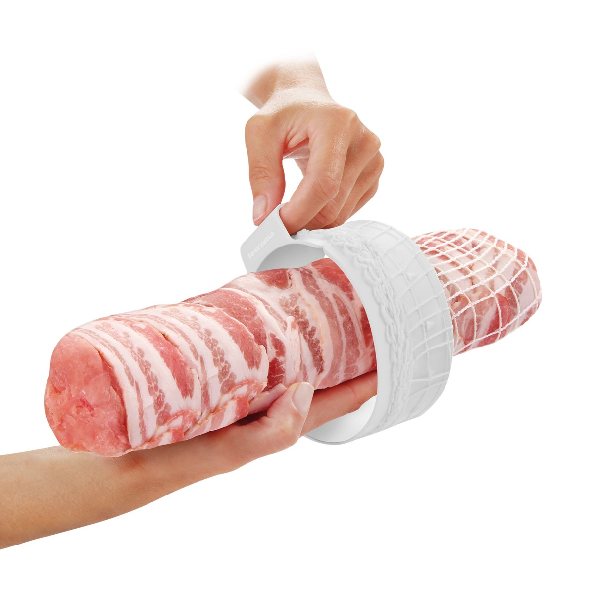 Bacon-umwickeltes Fleisch wird mit einem weißen Netz und einer Halterung gehalten.