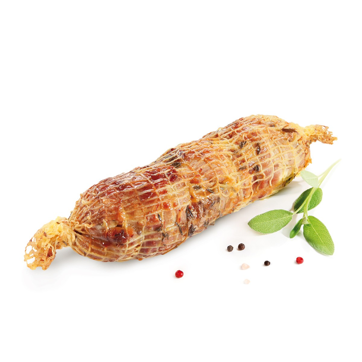 Ein gerollter Braten im Netz mit Kräutern und Pfefferkörnern.