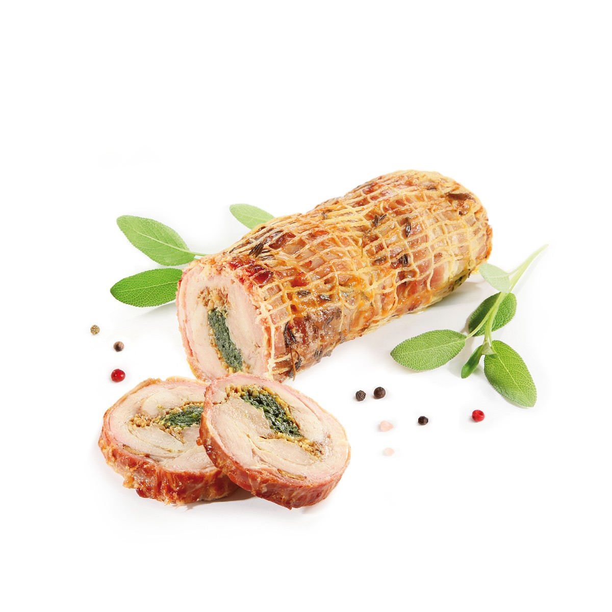 Ein gebratenes Rouladenbraten mit Kräuterfüllung, zwei Scheiben abgetrennt, auf weißem Hintergrund.