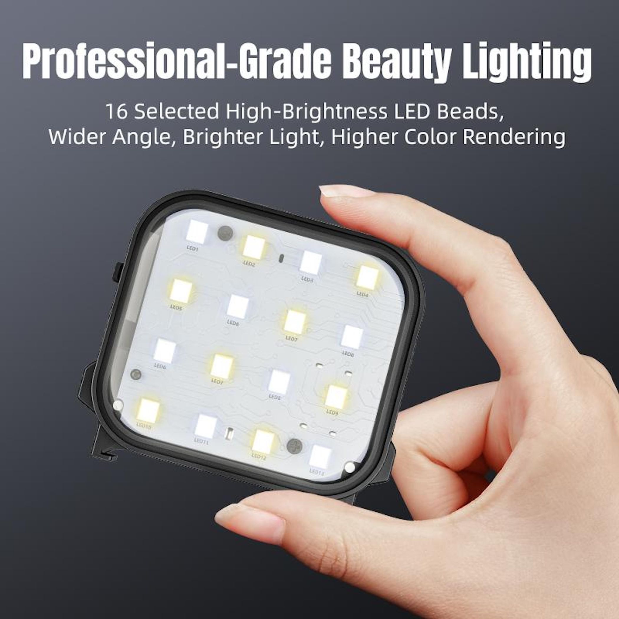 Eine Hand hält eine rechteckige Leuchte mit 16 LEDs. Weiße und gelbe Lichter sind sichtbar.