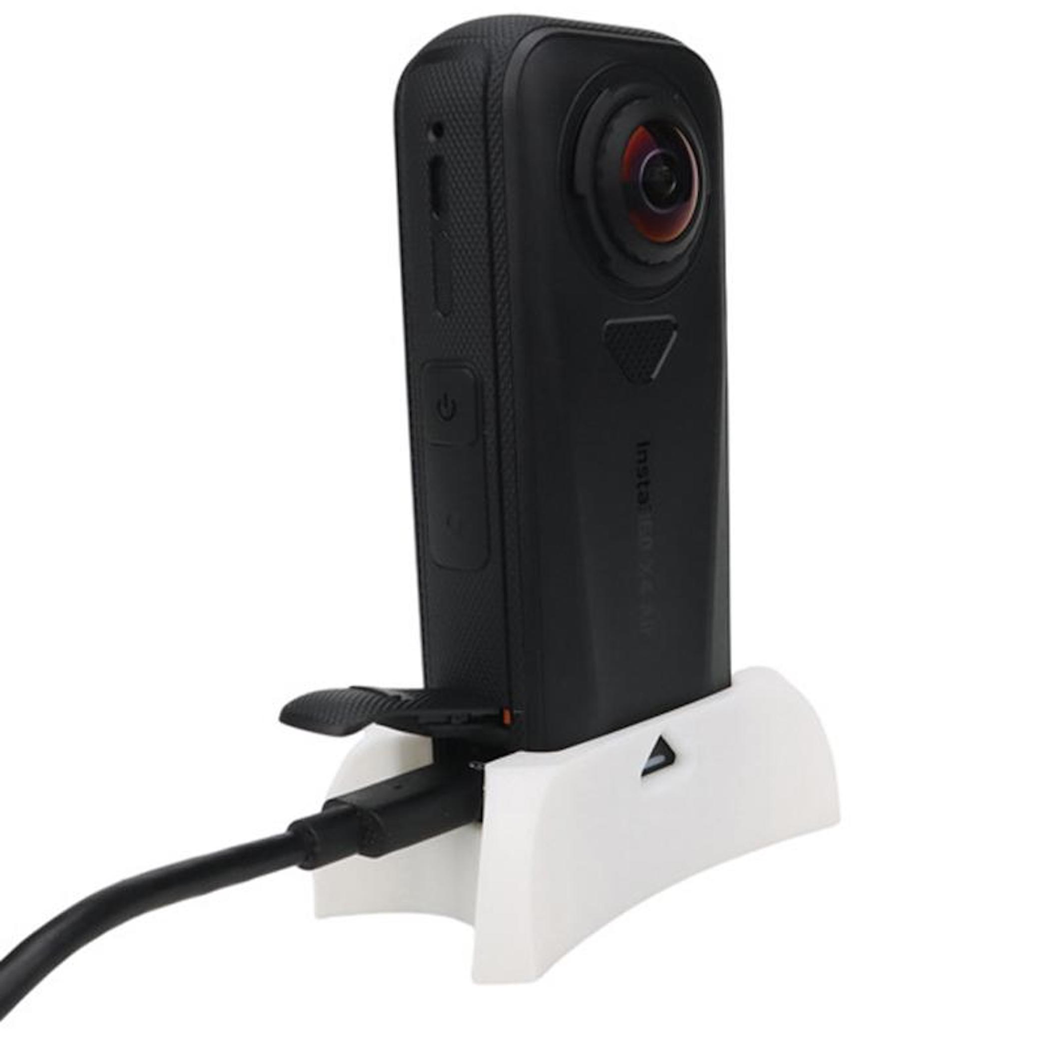 Ein schwarzer 360-Grad-Kamera auf weißem Ständer mit angeschlossenem USB-Kabel.