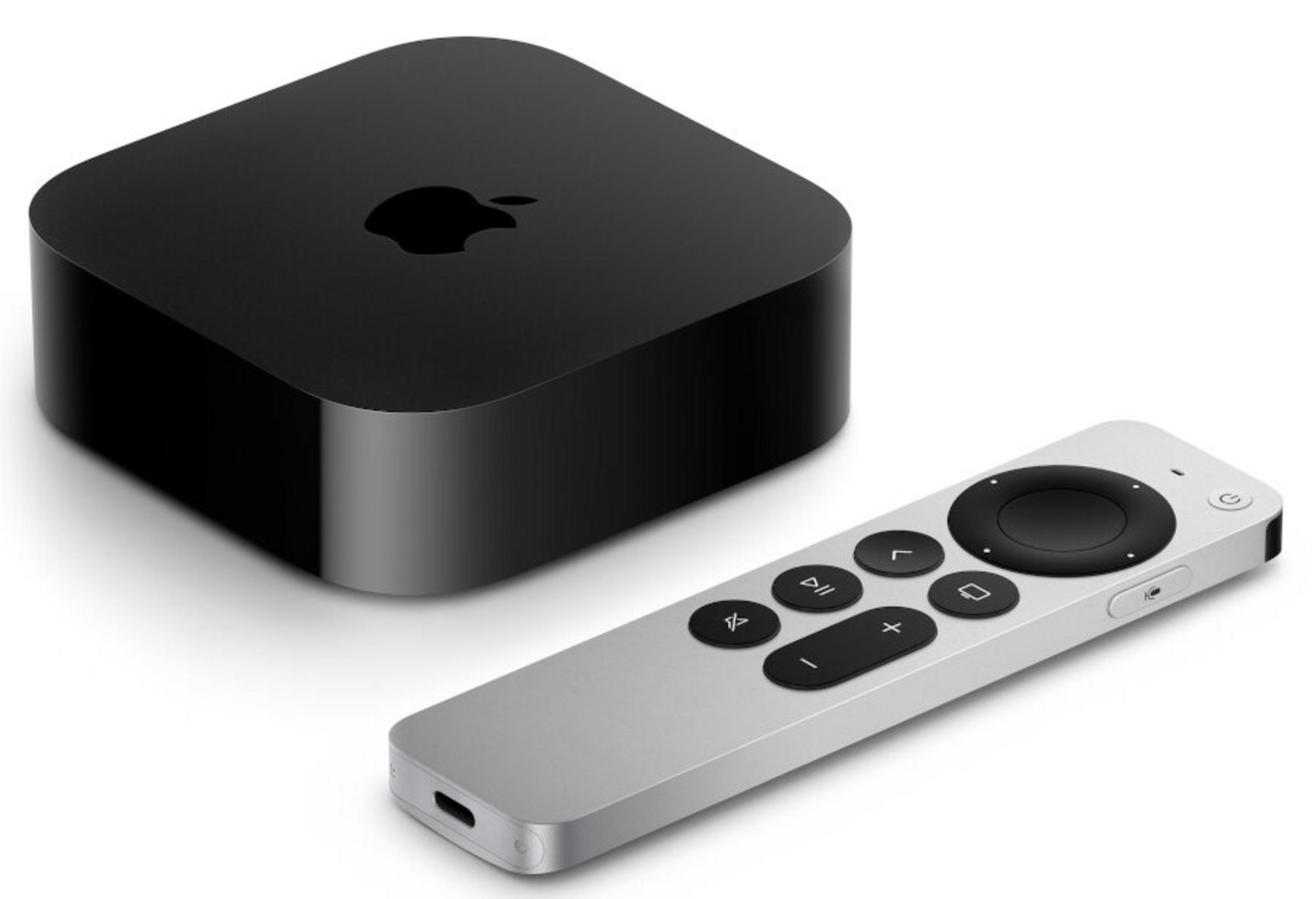 Apple TV nero e telecomando argento su sfondo bianco.