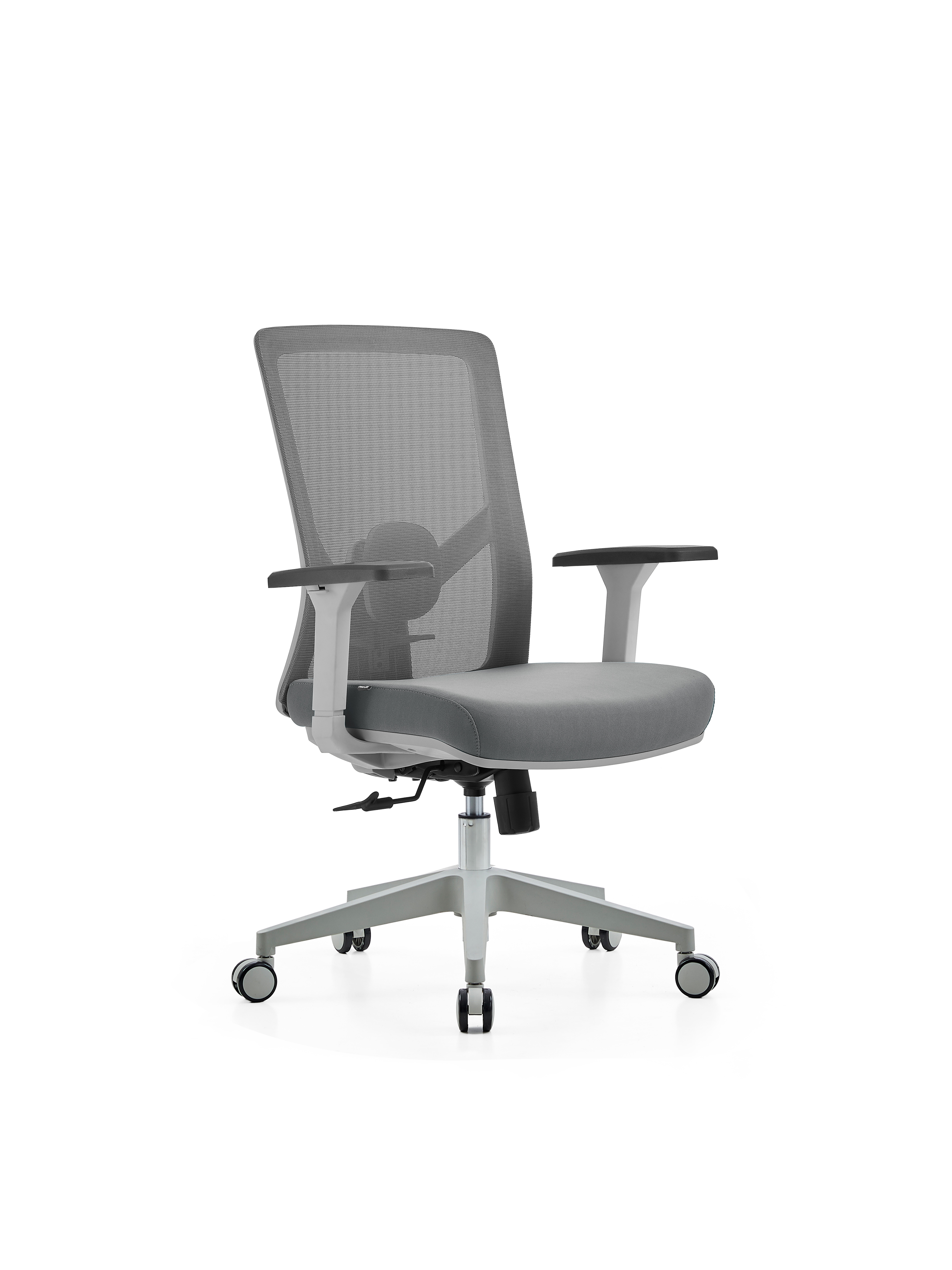 Szare krzesło biurowe z siatkowanym oparciem i podłokietnikami na kółkach.