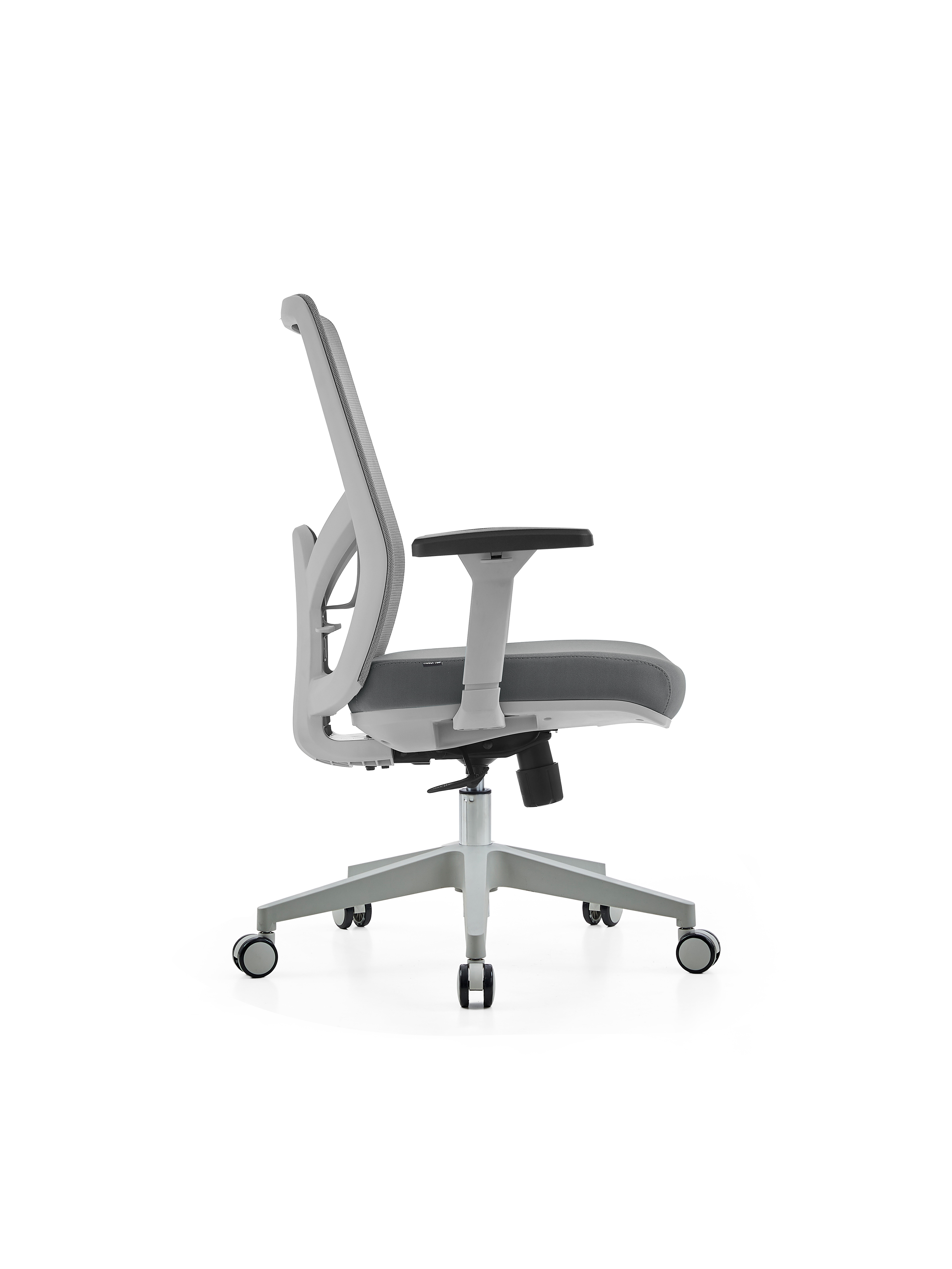 Szare krzesło biurowe z siatkowanym oparciem i podłokietnikami na białym tle.