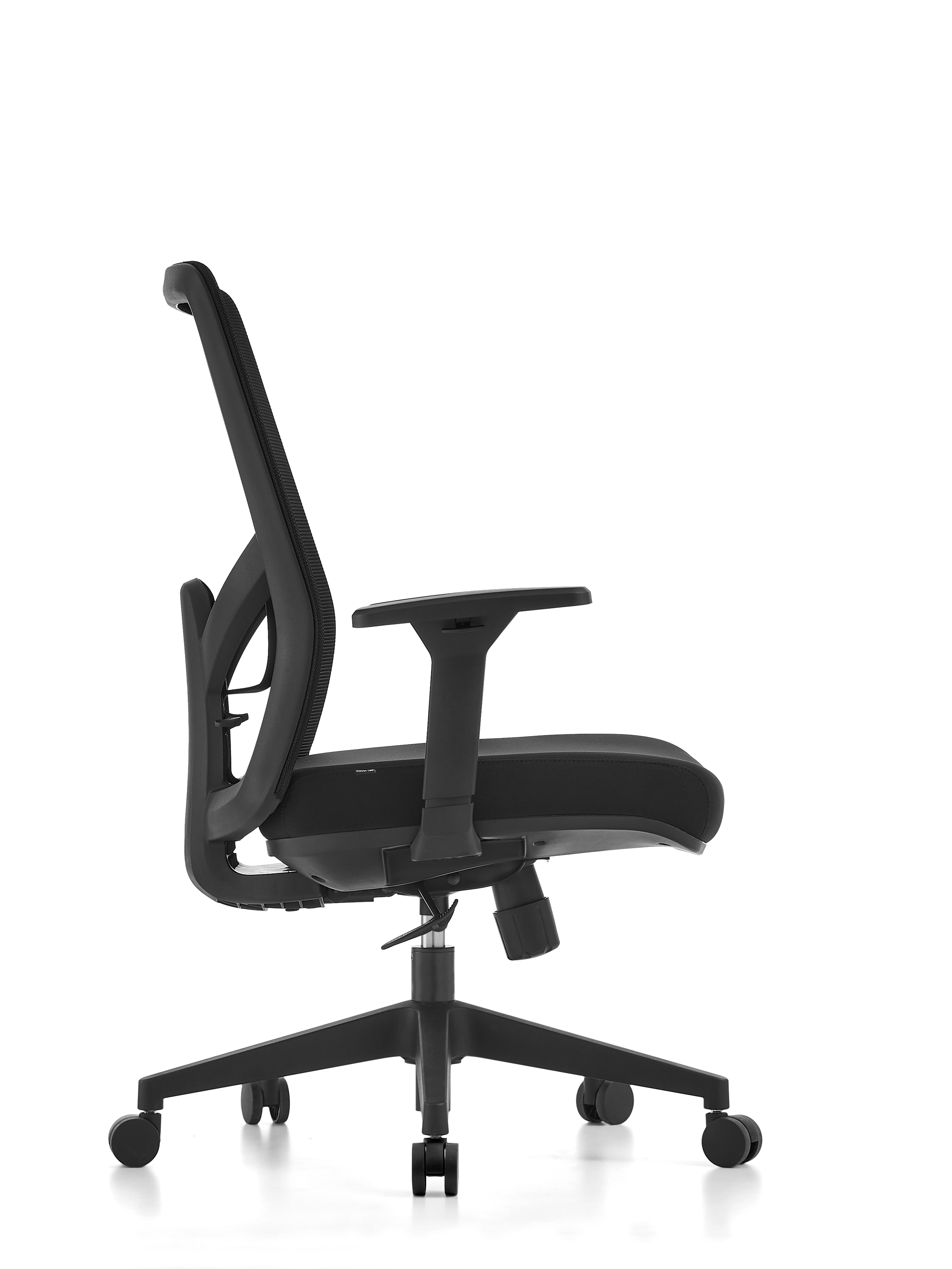 Czarny fotel biurowy z siatkowanym oparciem i regulowanymi podłokietnikami na kółkach.