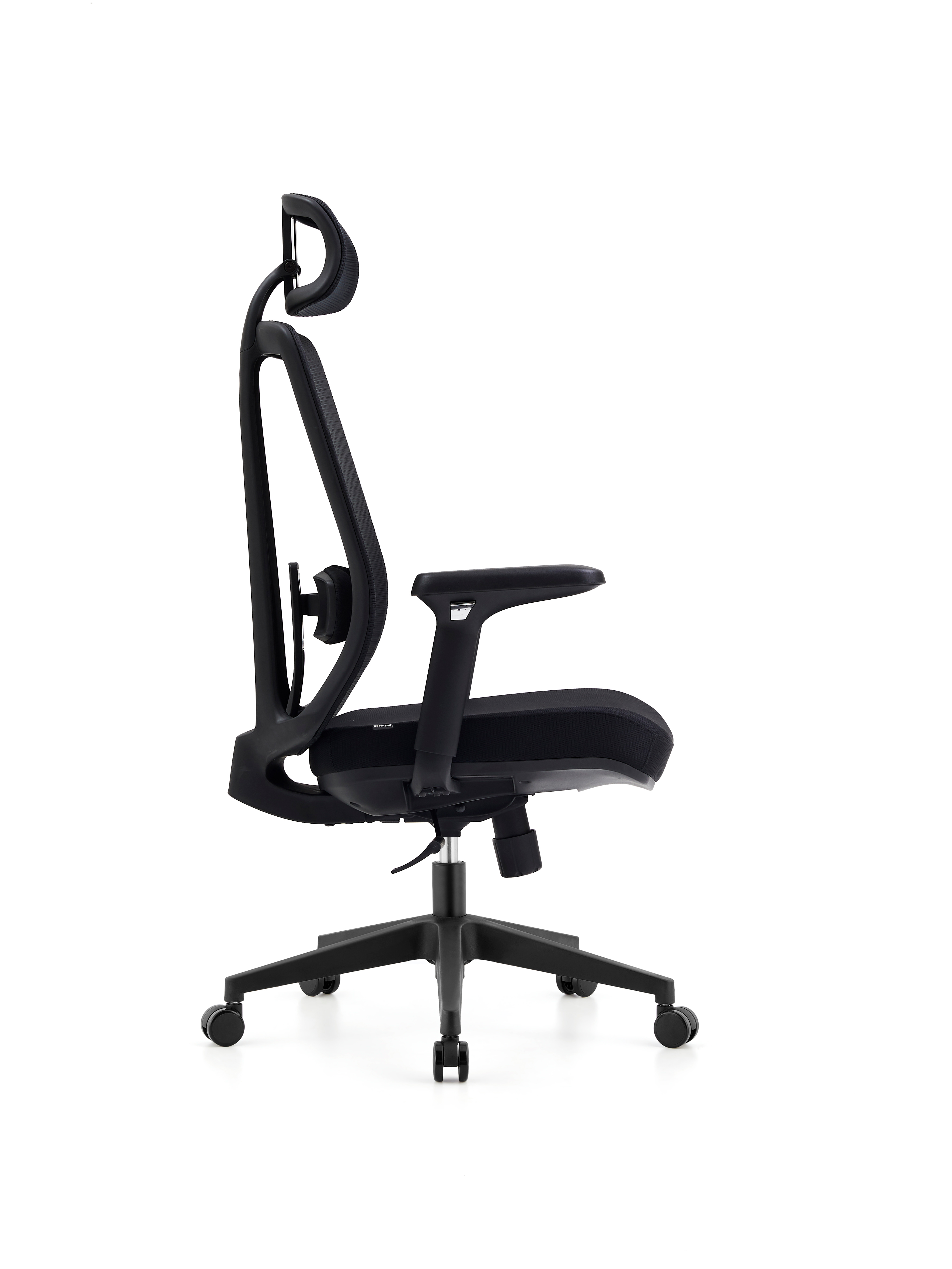 Czarny fotel biurowy z zagłówkiem i kółkami, widziany z boku.