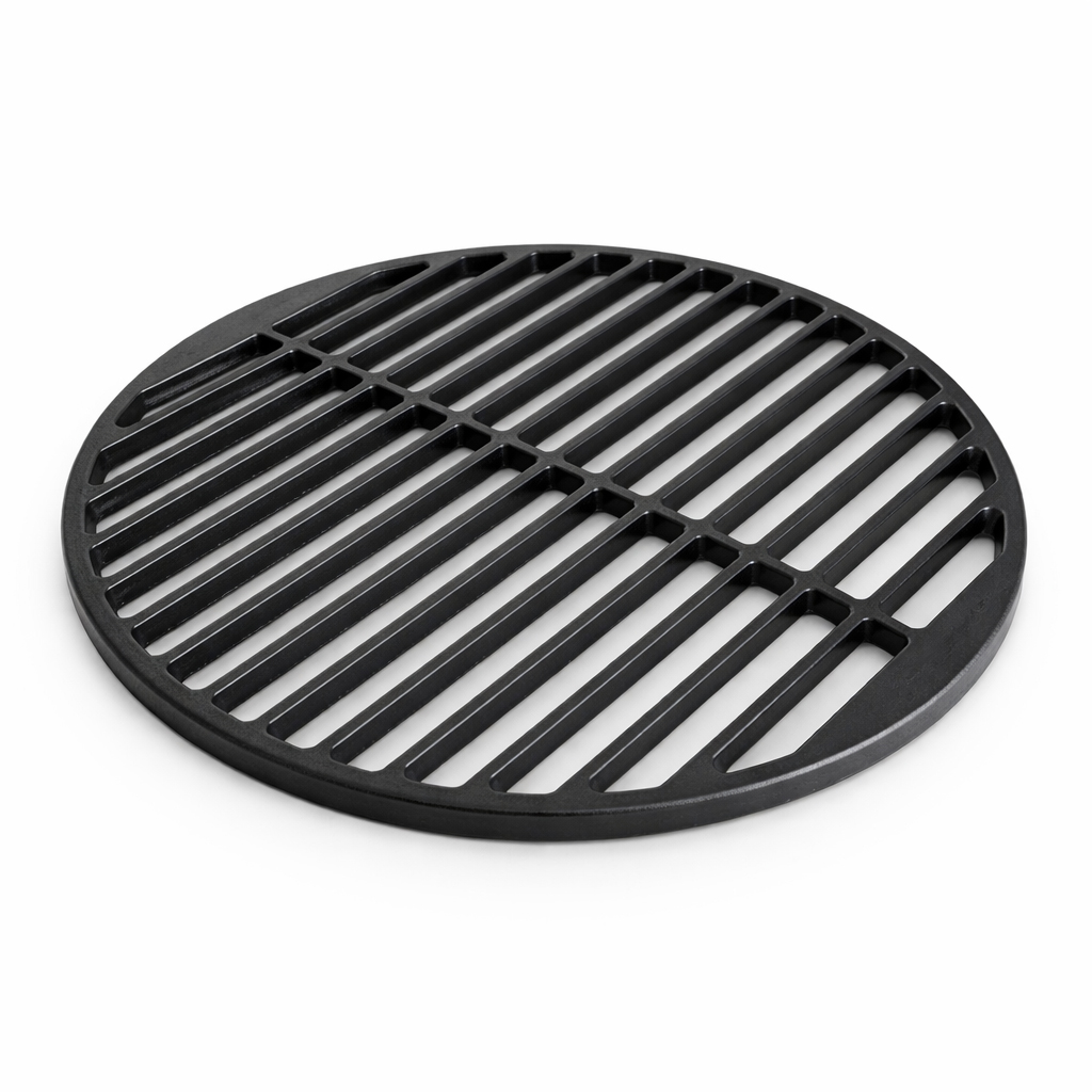 Een rond, zwart gietijzeren grillrooster op witte achtergrond.