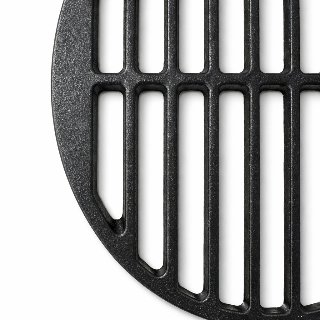Close-up van een zwart grillrooster met parallelle staven.