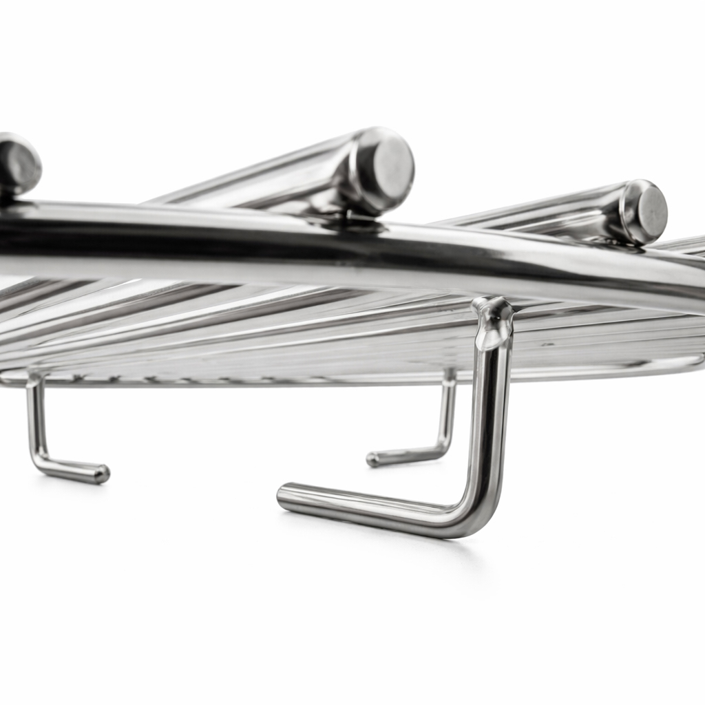 Een glanzend metalen rek met parallelle stangen en haken, geïsoleerd op wit.