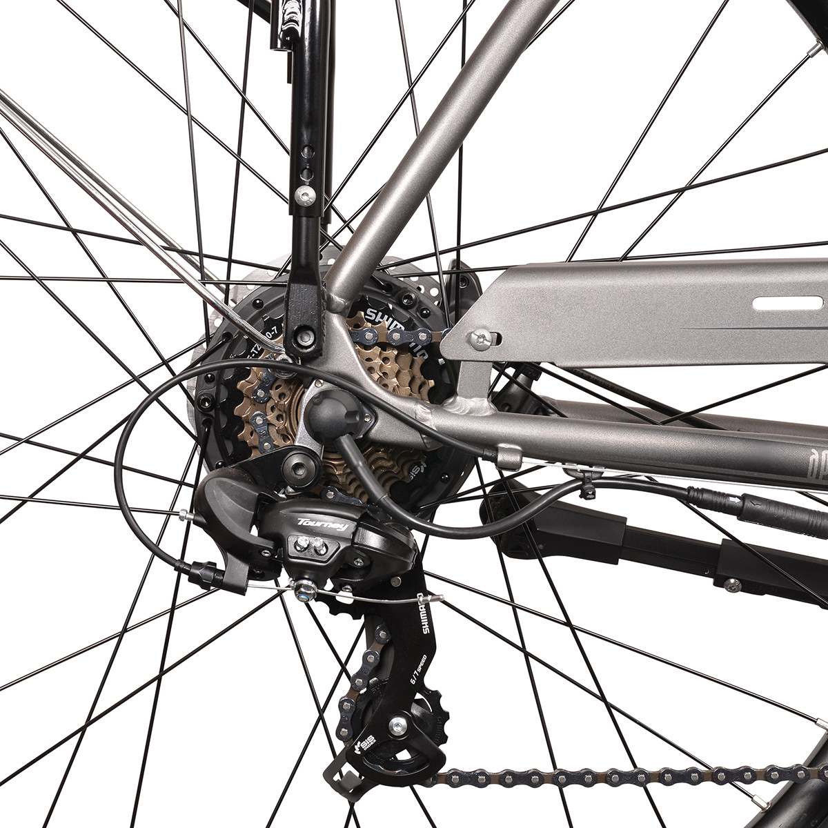 Zbliżenie napędu roweru, pokazujące kasetę, przerzutkę i łańcuch.