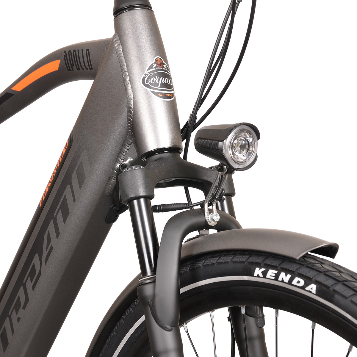 Szary rower z czarnym reflektorem, widelcem i oponą. Pomarańczowe detale.