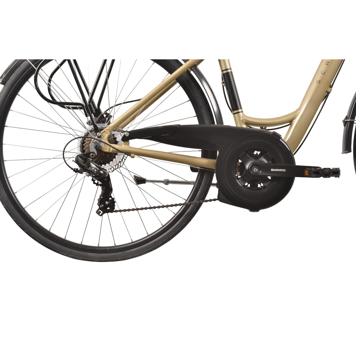 Zbliżenie na złoty rower: łańcuch, pedały i tylne koło.