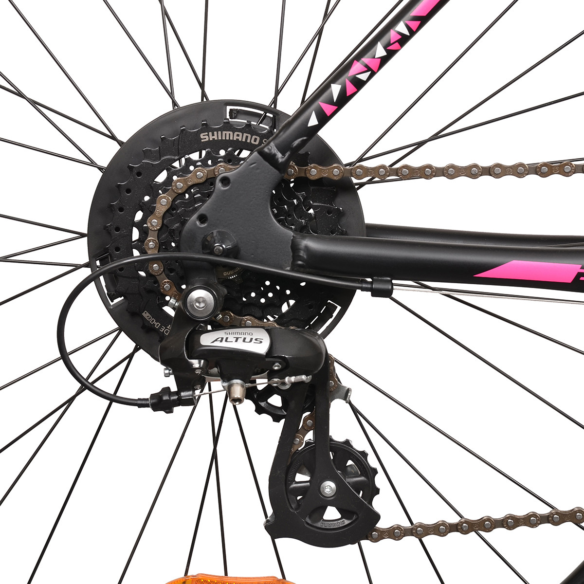 Zbliżenie tylnej przerzutki, kasety, łańcucha i szprych roweru.