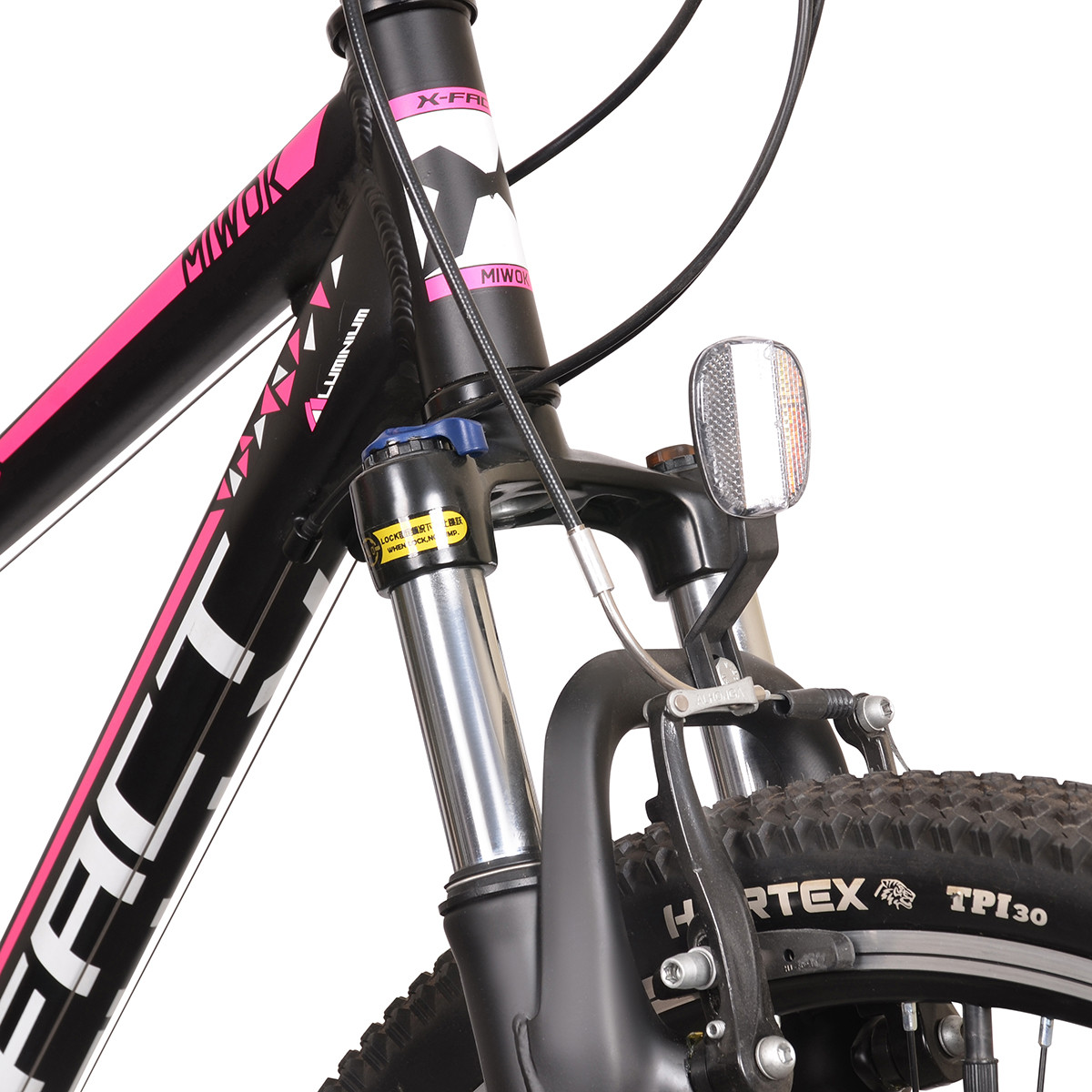 Zbliżenie czarnej ramy roweru z różowymi akcentami i amortyzatorem.