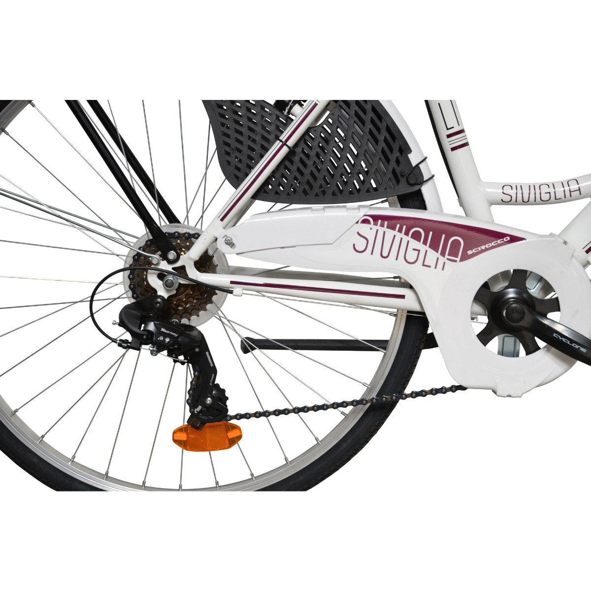 Zbliżenie białej ramy roweru pokazujące biegi, łańcuch i szprychy.