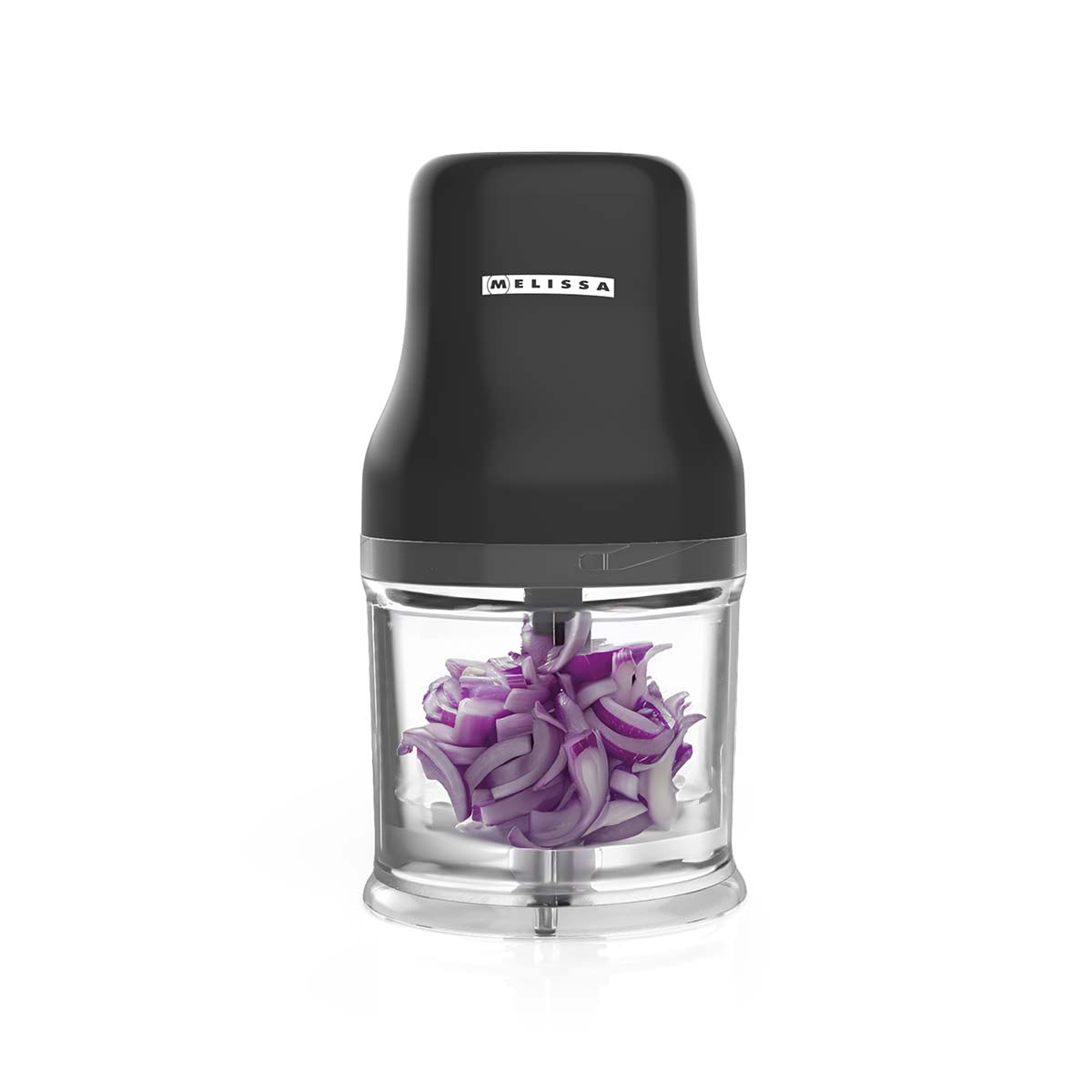 Czarny chopper kuchenny z przezroczystym pojemnikiem wypełnionym posiekaną czerwoną cebulą.