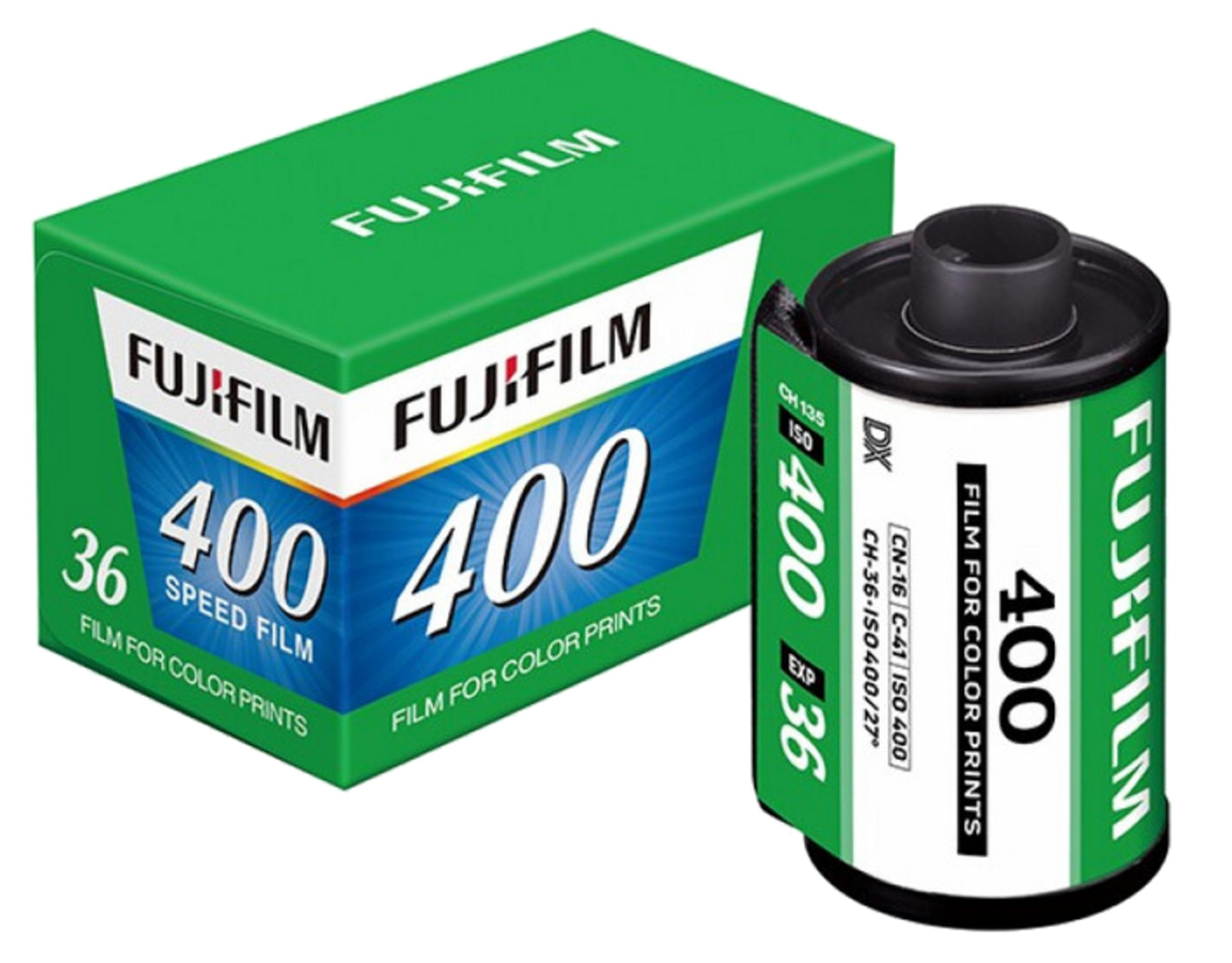 Opakowanie i rolka filmu kolorowego Fujifilm 400 36 klisz z zielonym opisem.