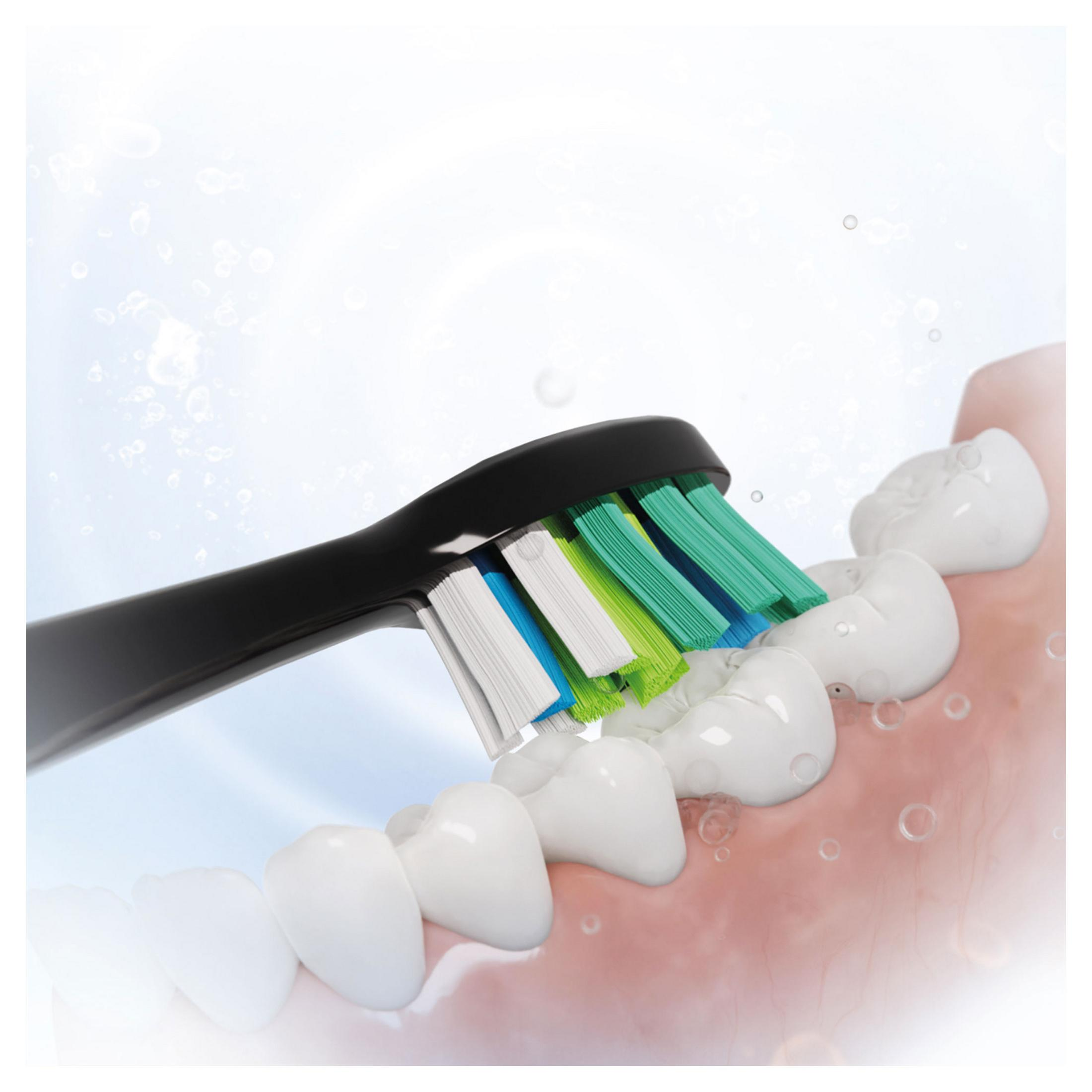 Spazzolino elettrico con setole verdi e blu pulisce denti bianchi.
