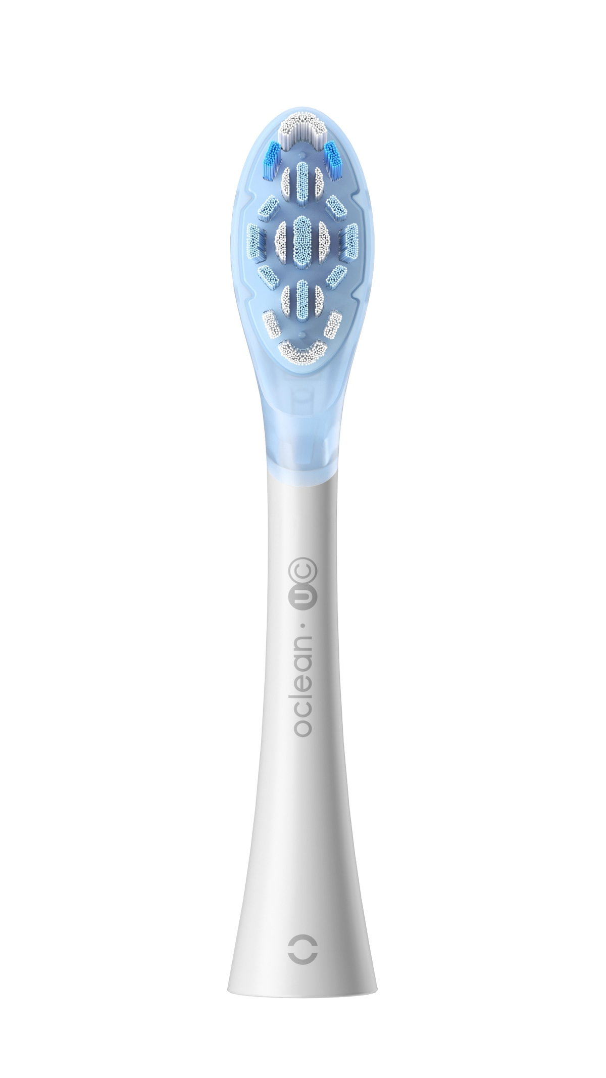 Ein weißer Zahnbürstenkopf mit blauen und weißen Borsten. Oclean-Logo auf dem Griff.