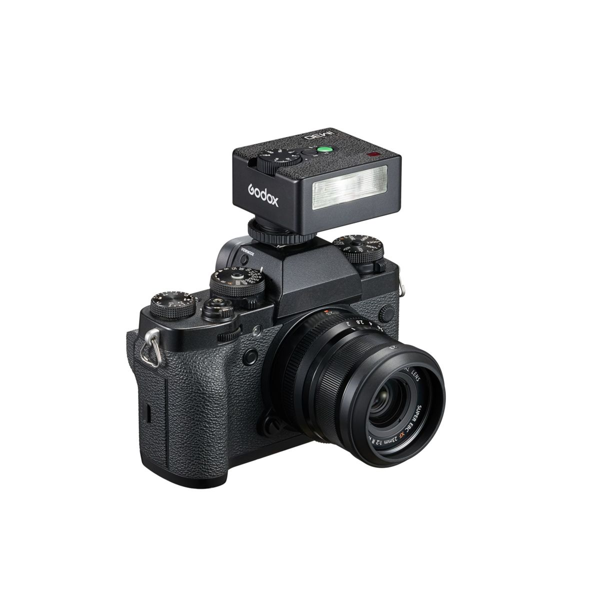 Eine schwarze Digitalkamera mit einem Godox-Blitz auf dem Blitzschuh.