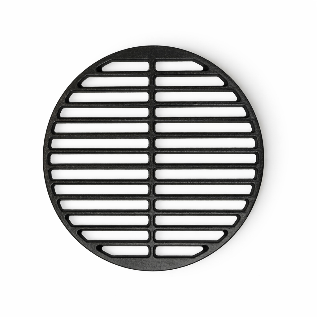 Een ronde zwarte gietijzeren grillrooster, geïsoleerd op witte achtergrond.