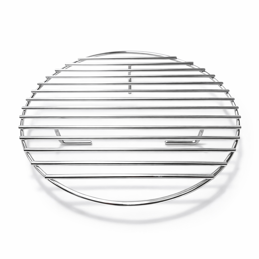 Een ronde, glanzende metalen grillrooster met parallelle staven.