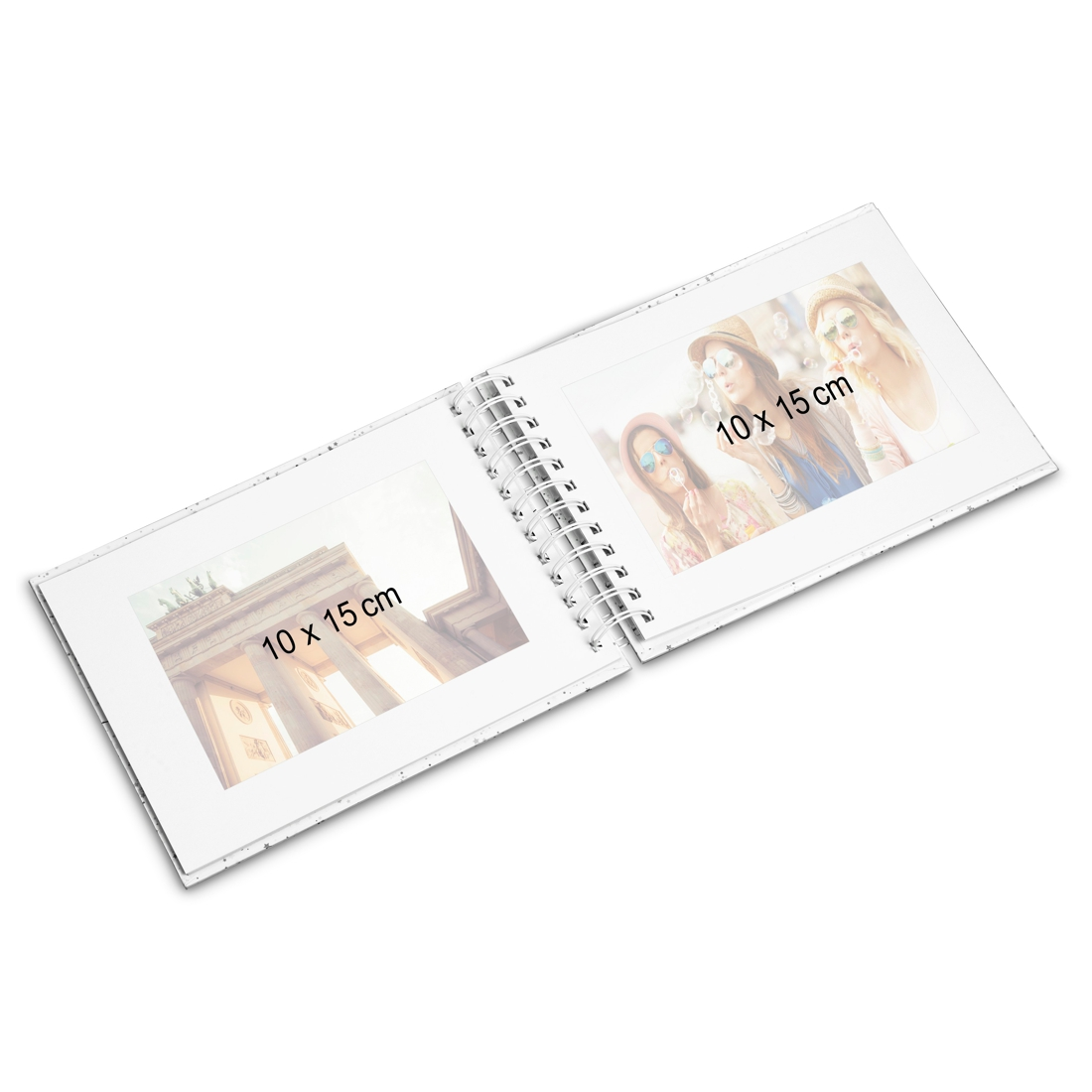 Otwarty notatnik z dwiema fotografiami: po lewej brama, po prawej trzy kobiety.