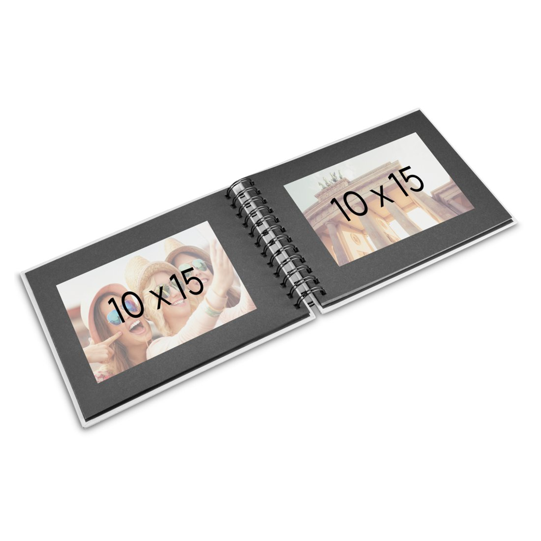 Otwarty album na zdjęcia z dwiema fotografiami 10x15: trzy przyjaciółki i Brama Brandenburska.