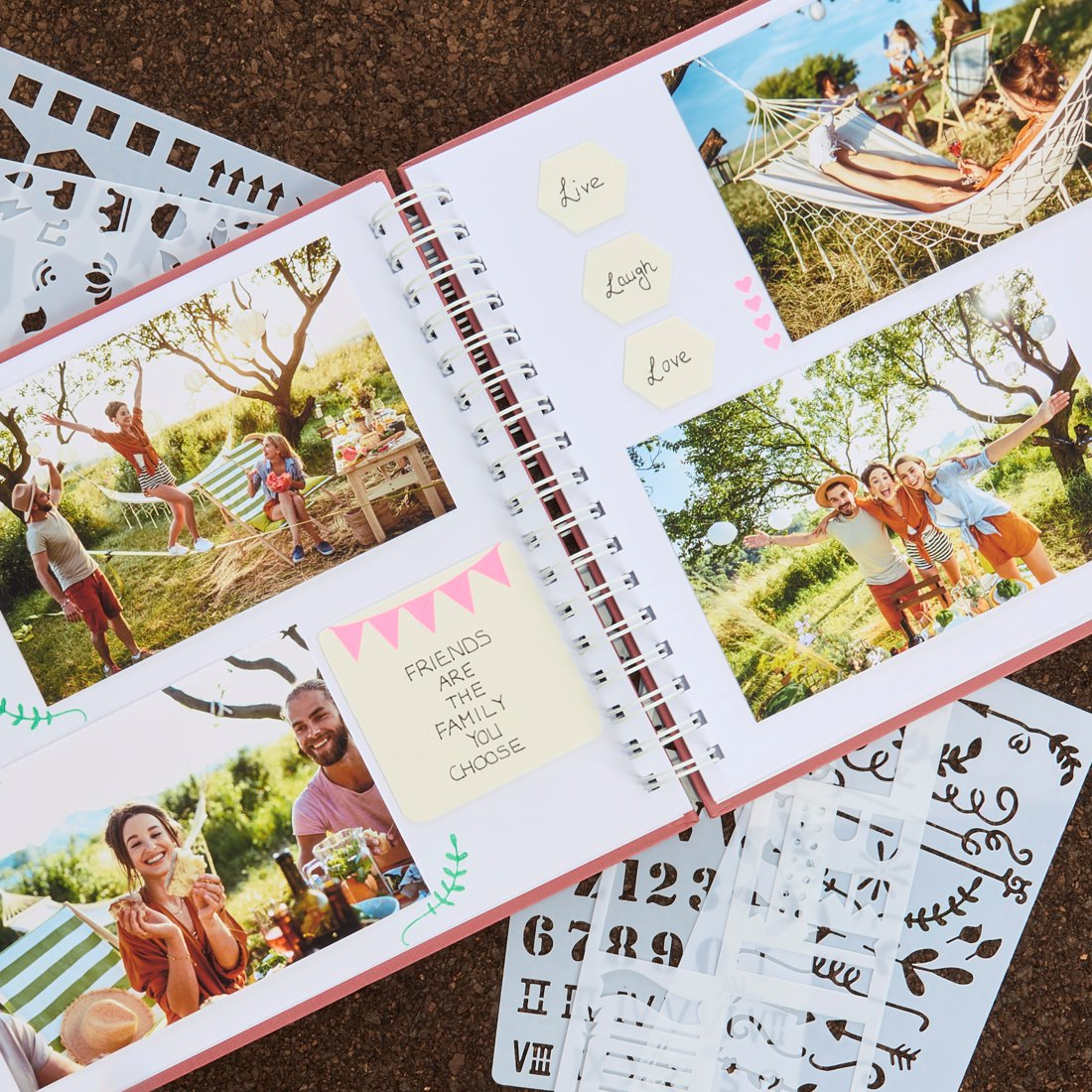 Album ze zdjęciami przyjaciół i rodziny, notatkami i szablonami.